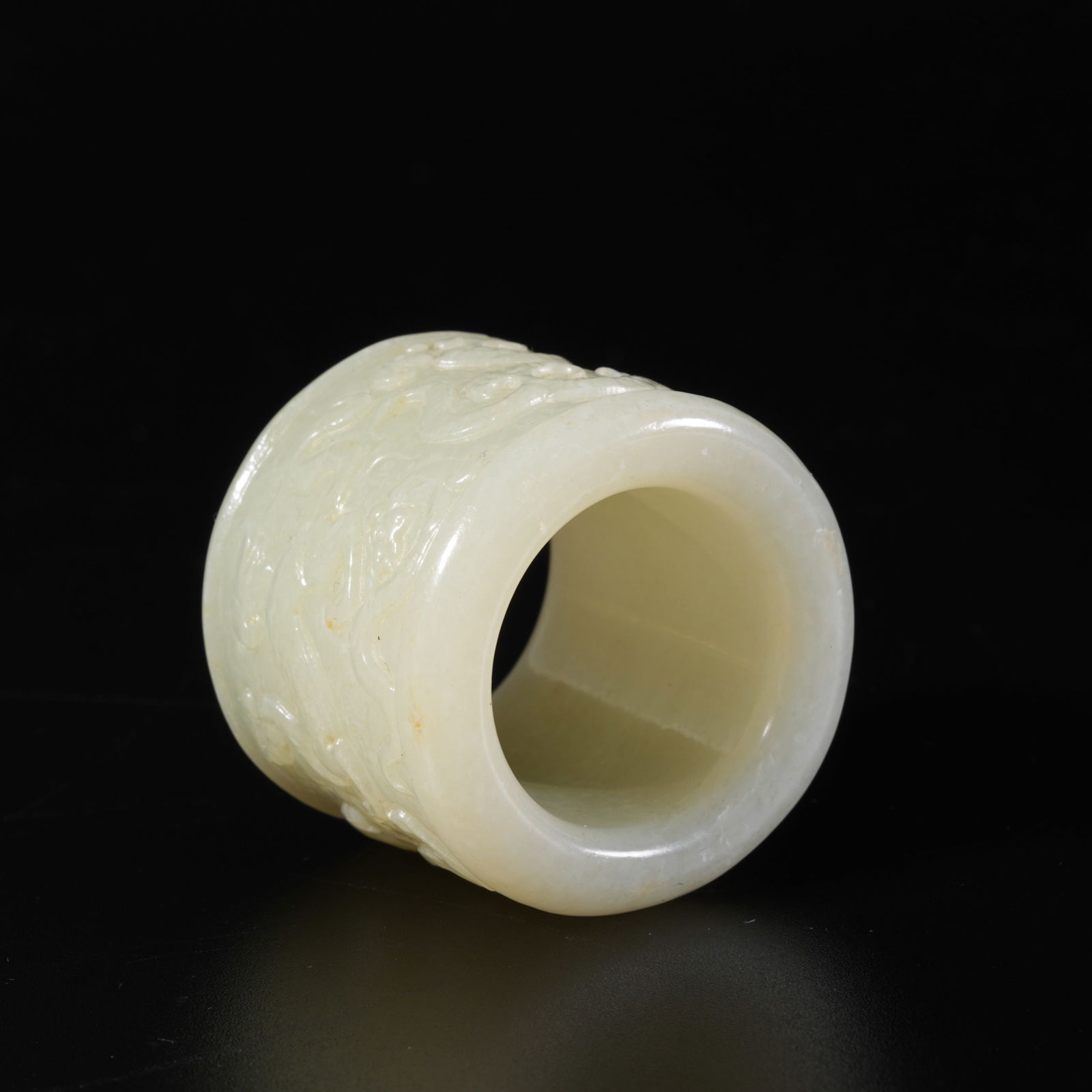 A HETIAN JADE BEAST-PATTERN THUMB RING - 7