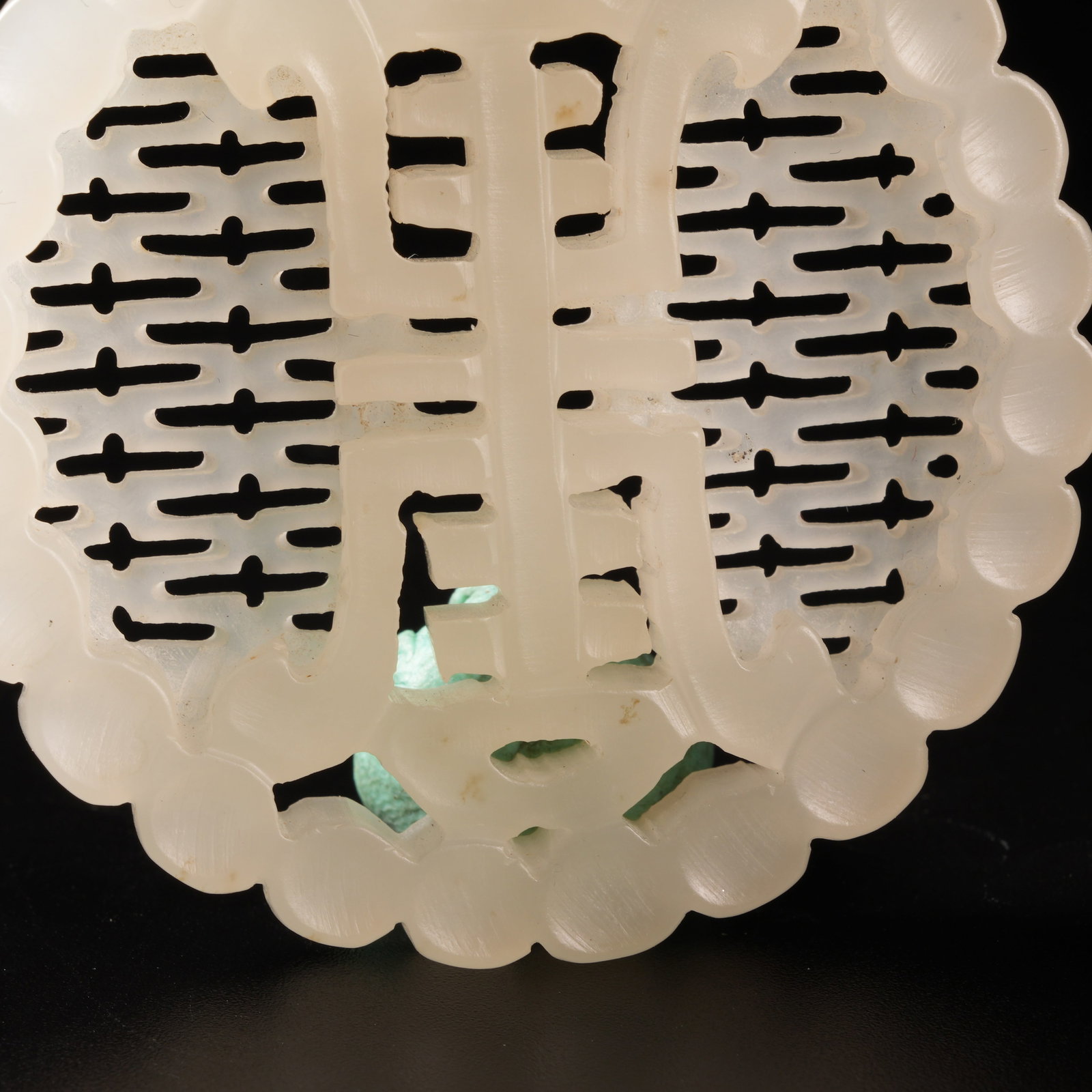 A HETIAN JADE LONGEVITY-PATTERN PENDANT - 3