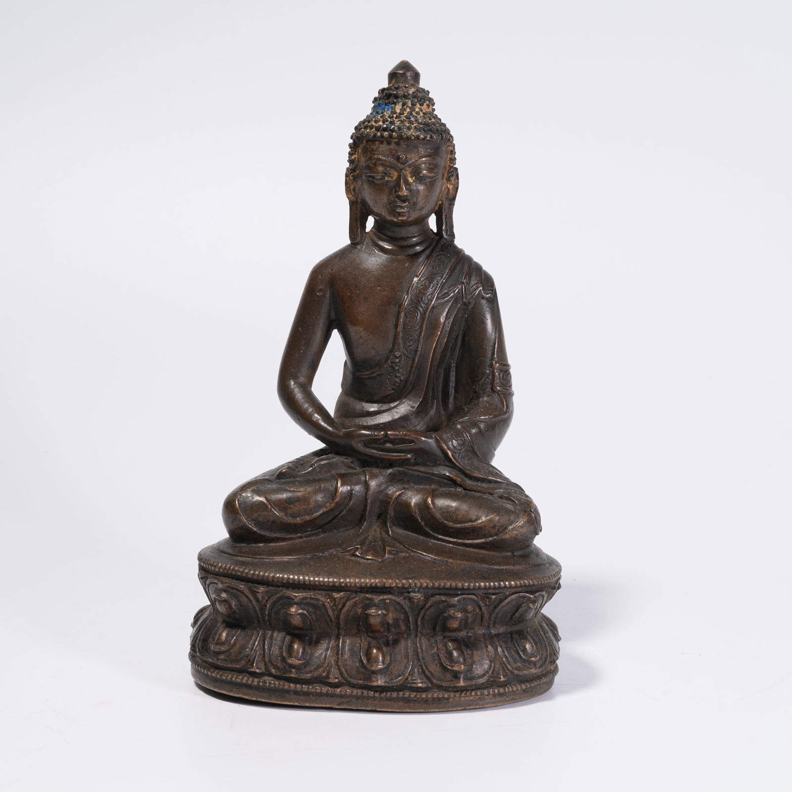 A BRONZE SHAKYAMUNI STATUE: Bronze Shakyamuni Statue