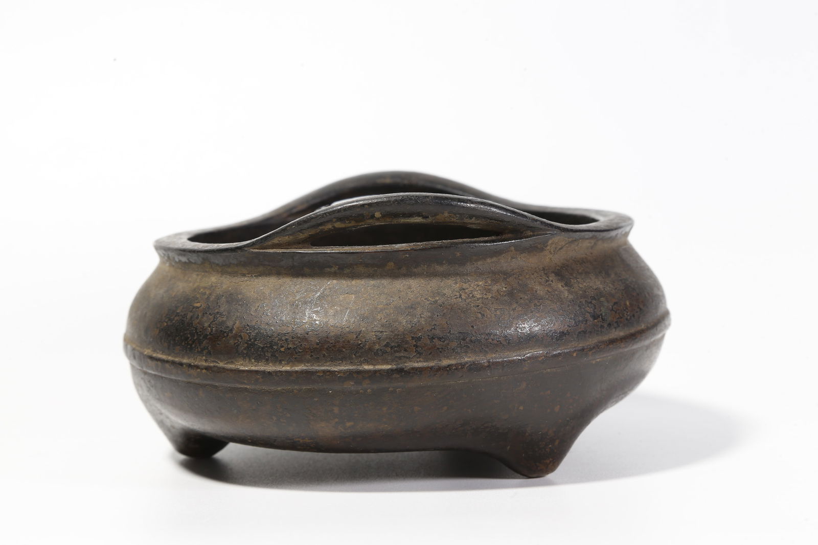 A BRONZE THREE-LEGGED DOUBLE-BRIDGE-HANDLED INCENSE BURNER - 3