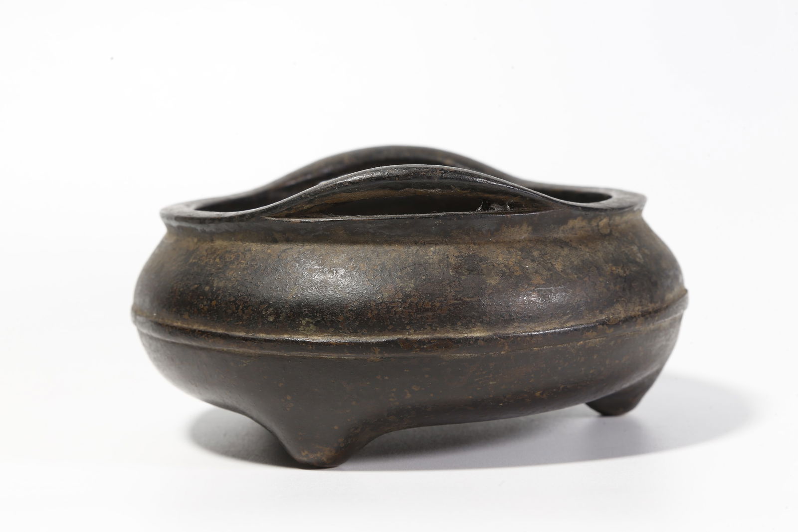 A BRONZE THREE-LEGGED DOUBLE-BRIDGE-HANDLED INCENSE BURNER - 5