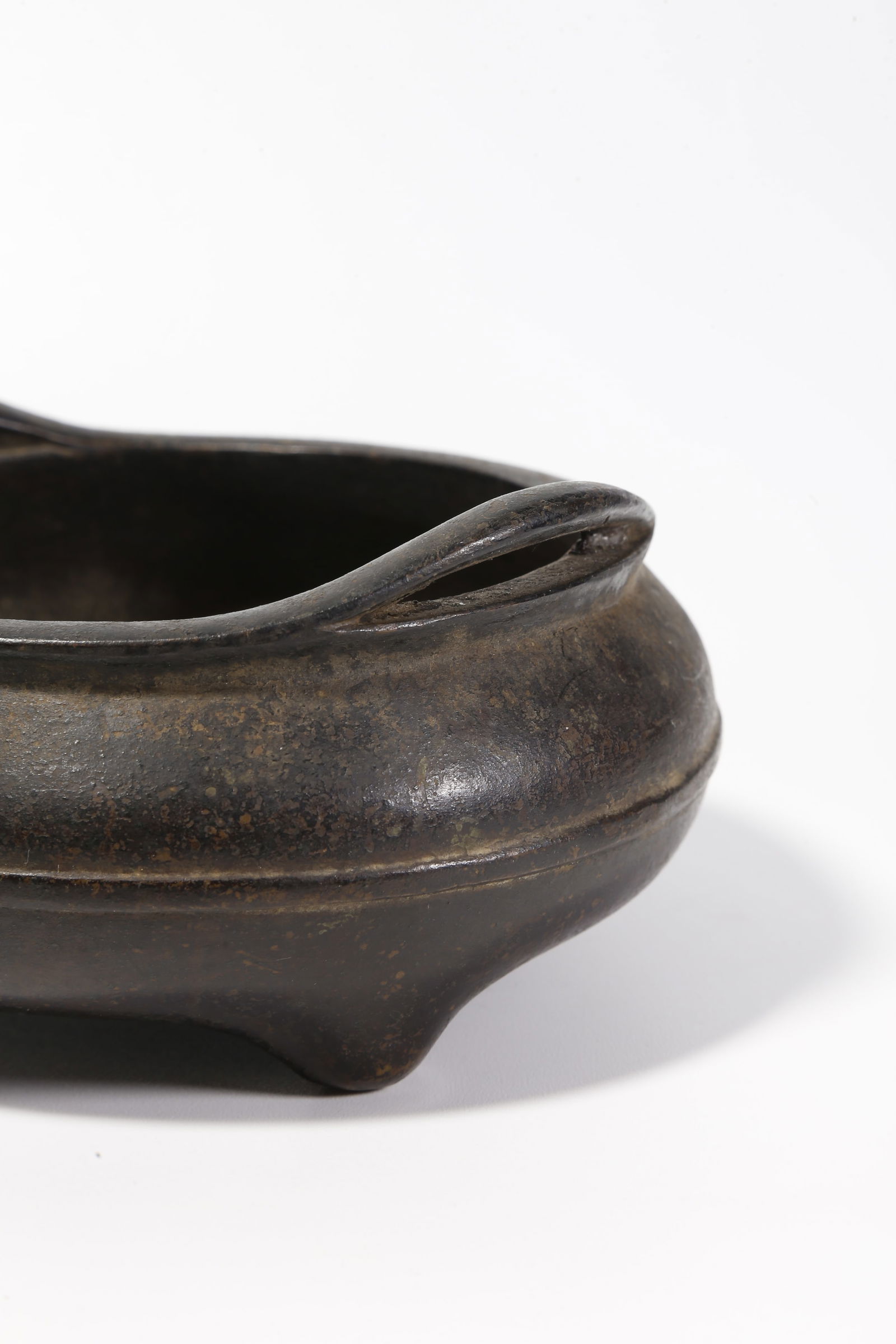 A BRONZE THREE-LEGGED DOUBLE-BRIDGE-HANDLED INCENSE BURNER - 6