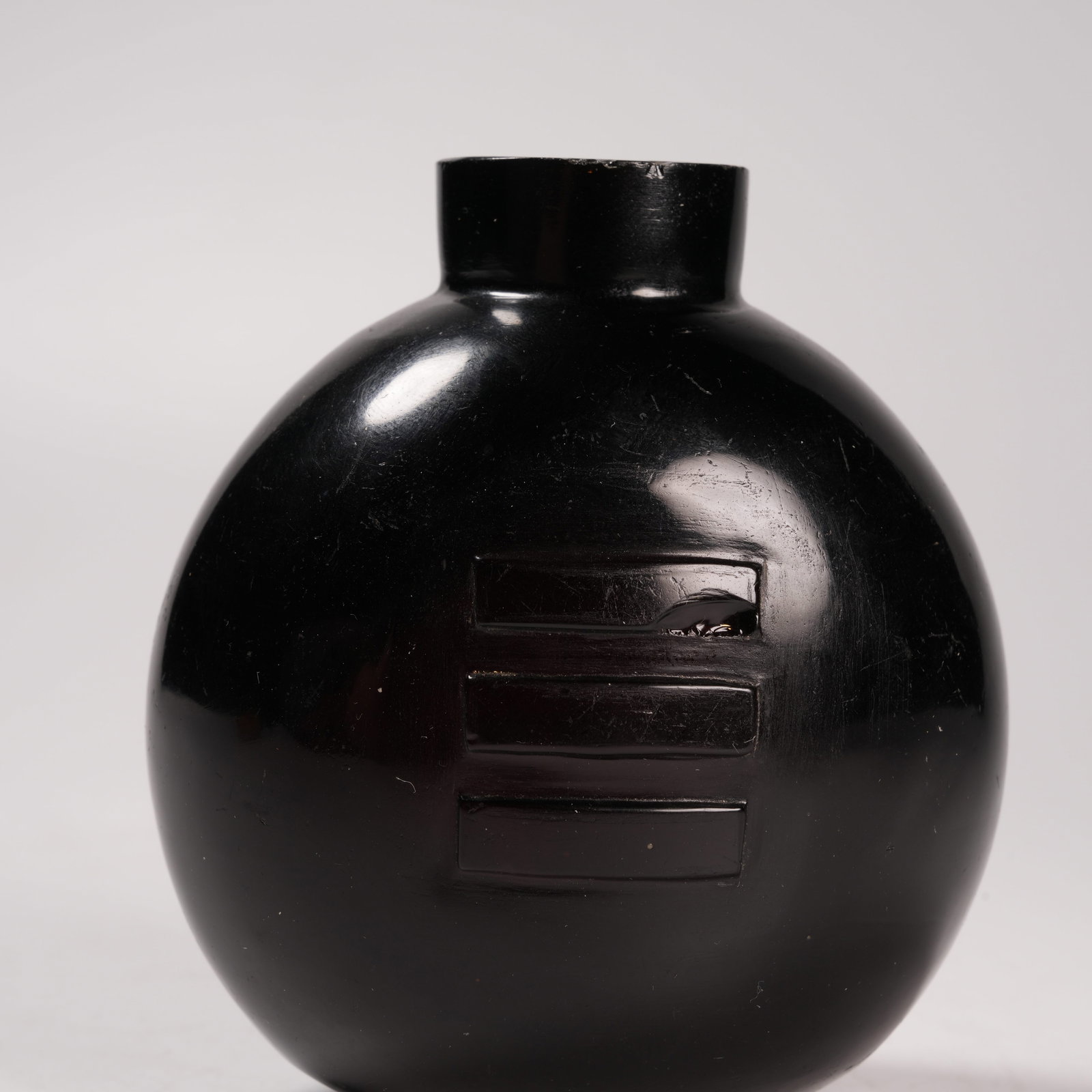 A MATERIAL SNUFF BOTTLE WITH BAGUA PATTERN - 5