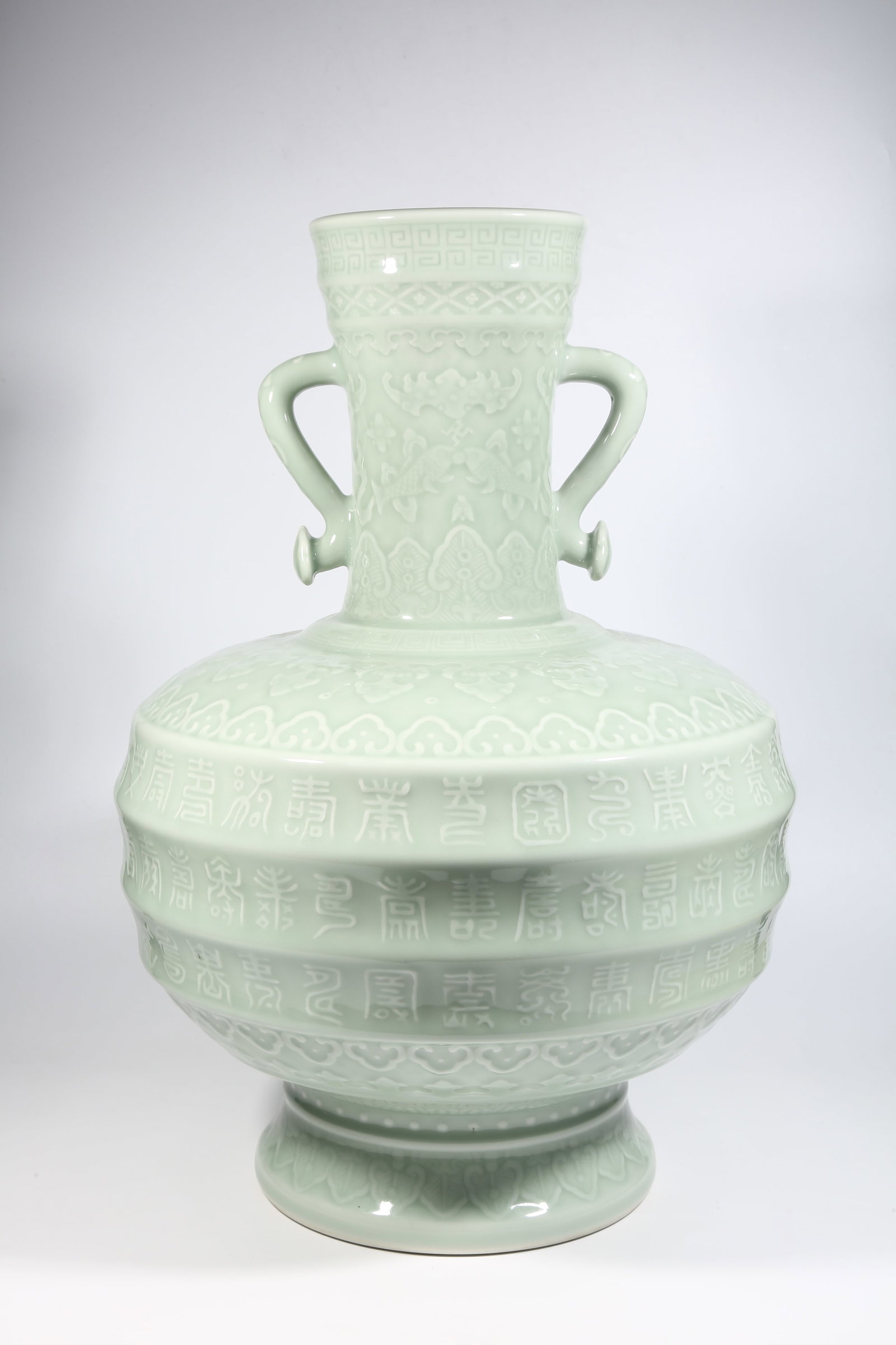A CELADON-GLAZED RUYI-EAR VASE WITH LONGEVITY STRING PATTERN - 6