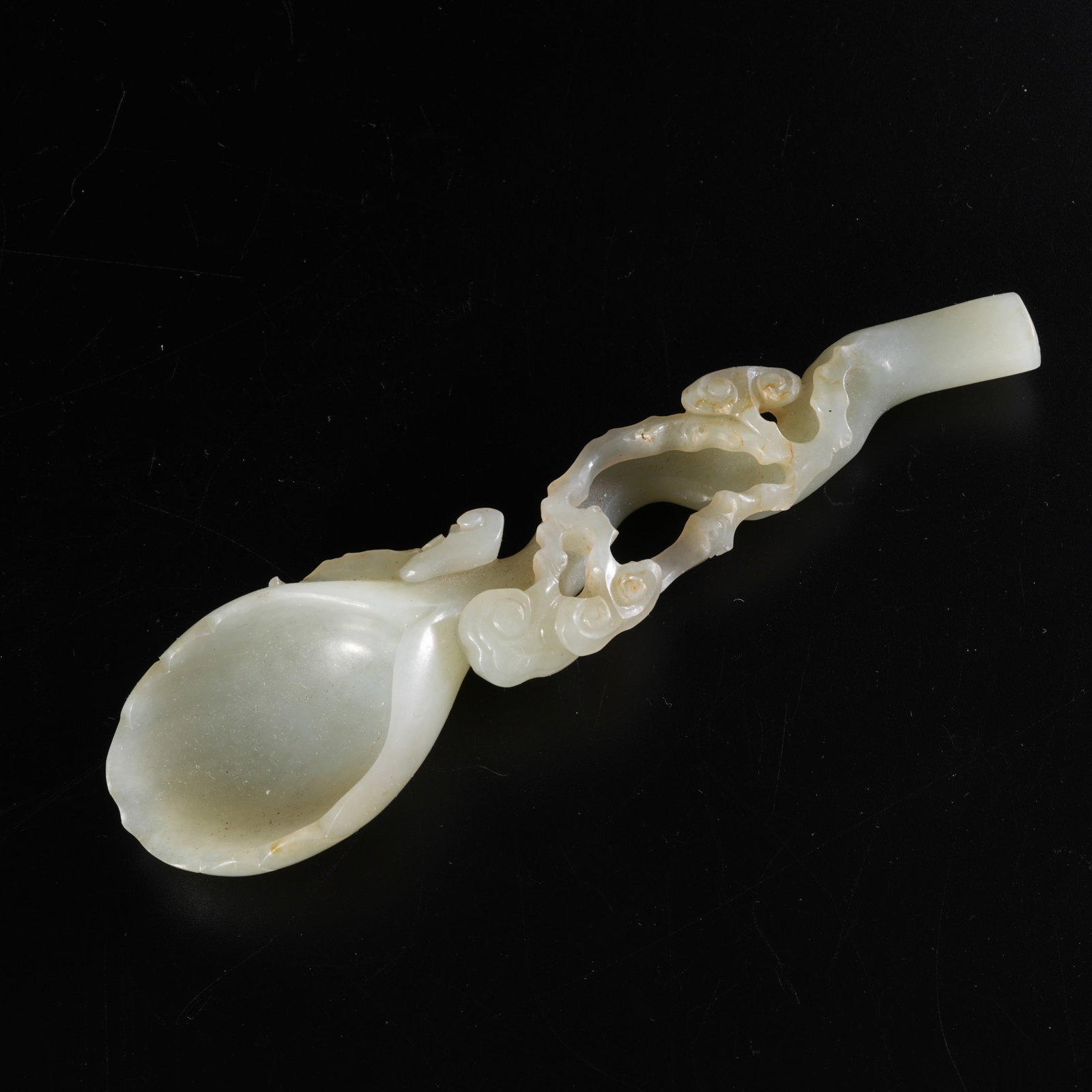 A HETIAN JADE CARVED RUYI-PATTERN SPOON: Hetian Jade Carved Ruyi-Pattern Spoon