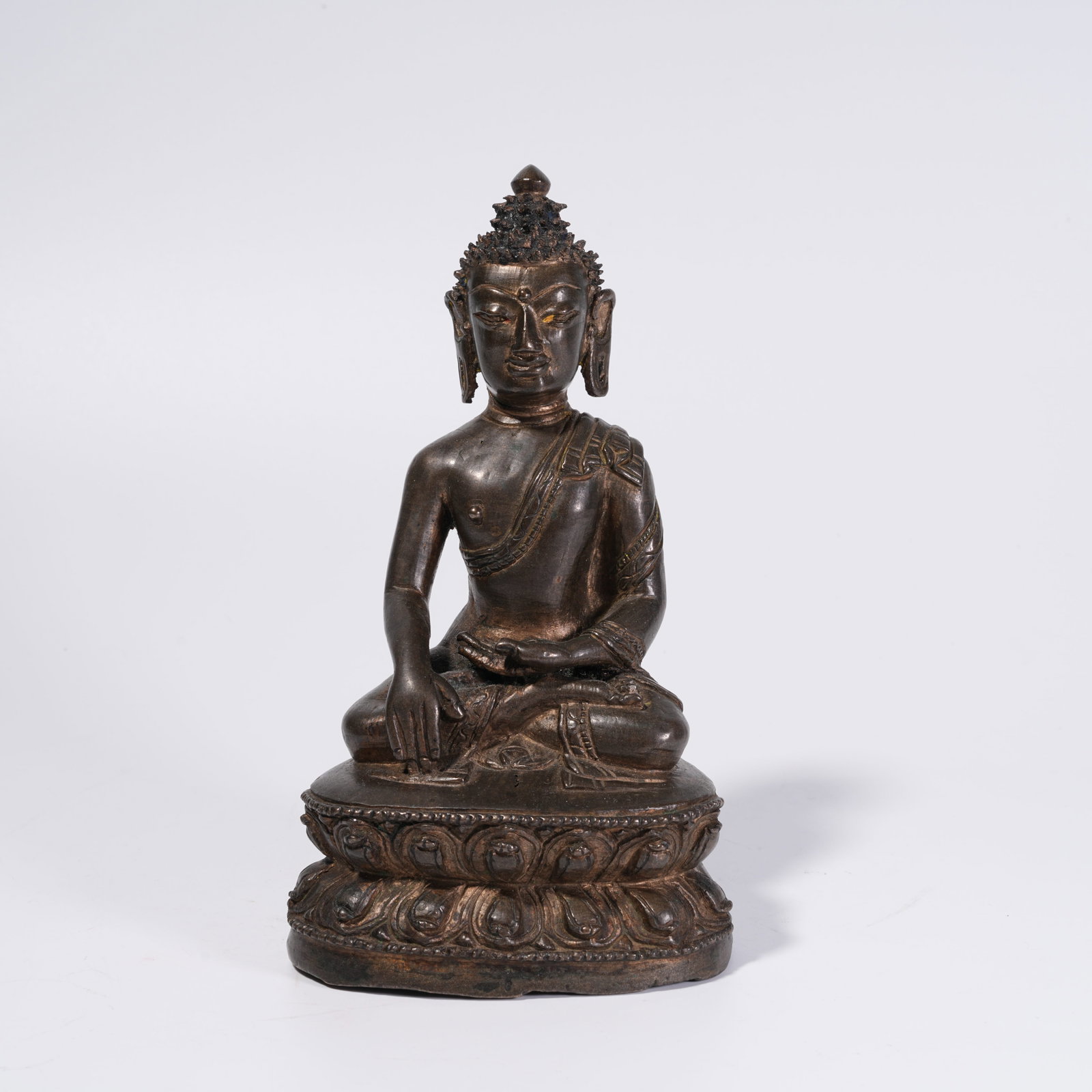 A BRONZE SHAKYAMUNI STATUE: Bronze Shakyamuni Statue