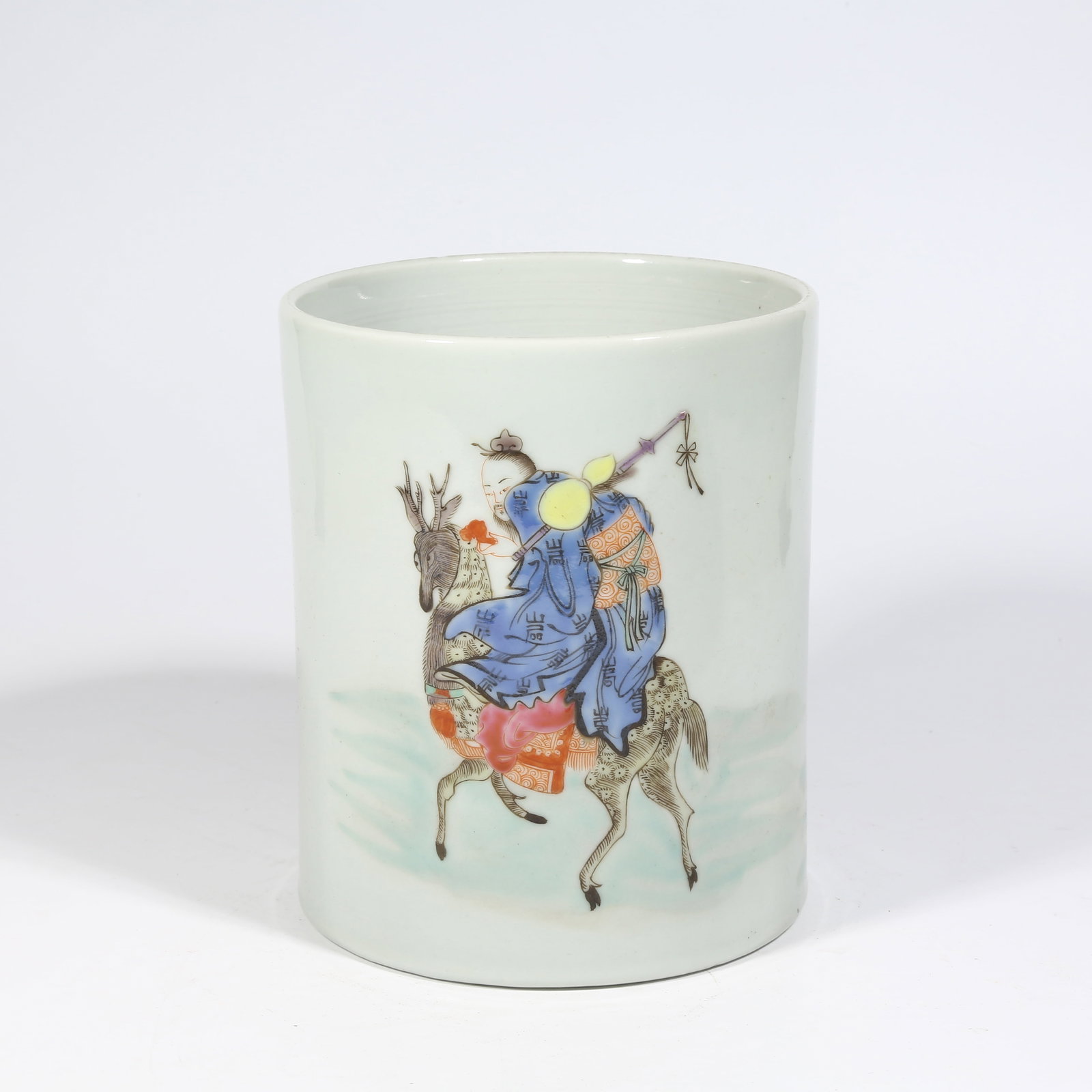 A WUCAI BRUSH POT WITH SCHOLAR FIGURE DESIGN: Wucai brush pot with scholar figure design