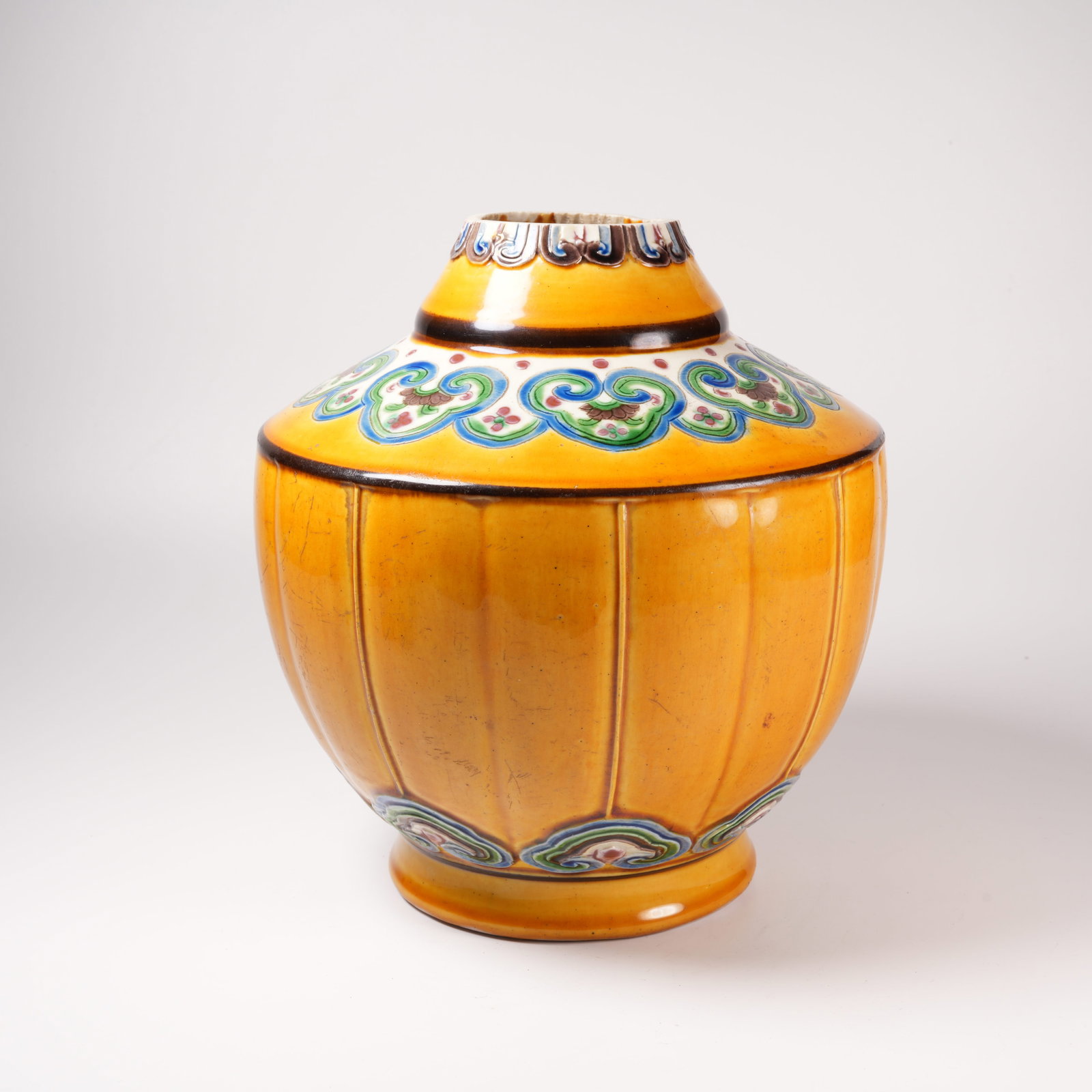 A YELLOW-GROUND WUCAI SMALL LINGZHI JAR: Yellow-Ground Wucai Small Lingzhi Jar