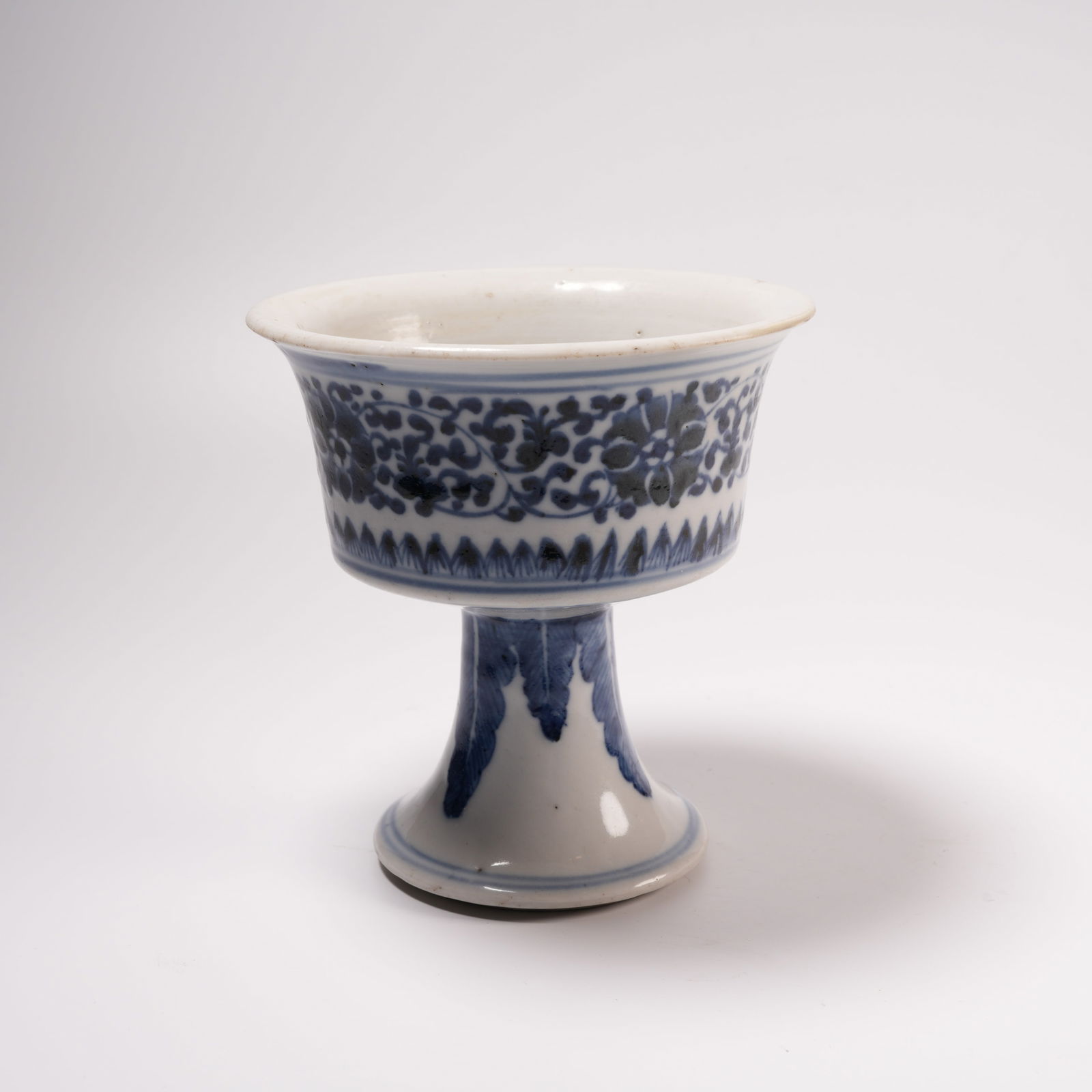 A BLUE-AND-WHITE HIGH-FOOTED CUP WITH INTERTWINED FLORAL MOTIF (1 of 9)