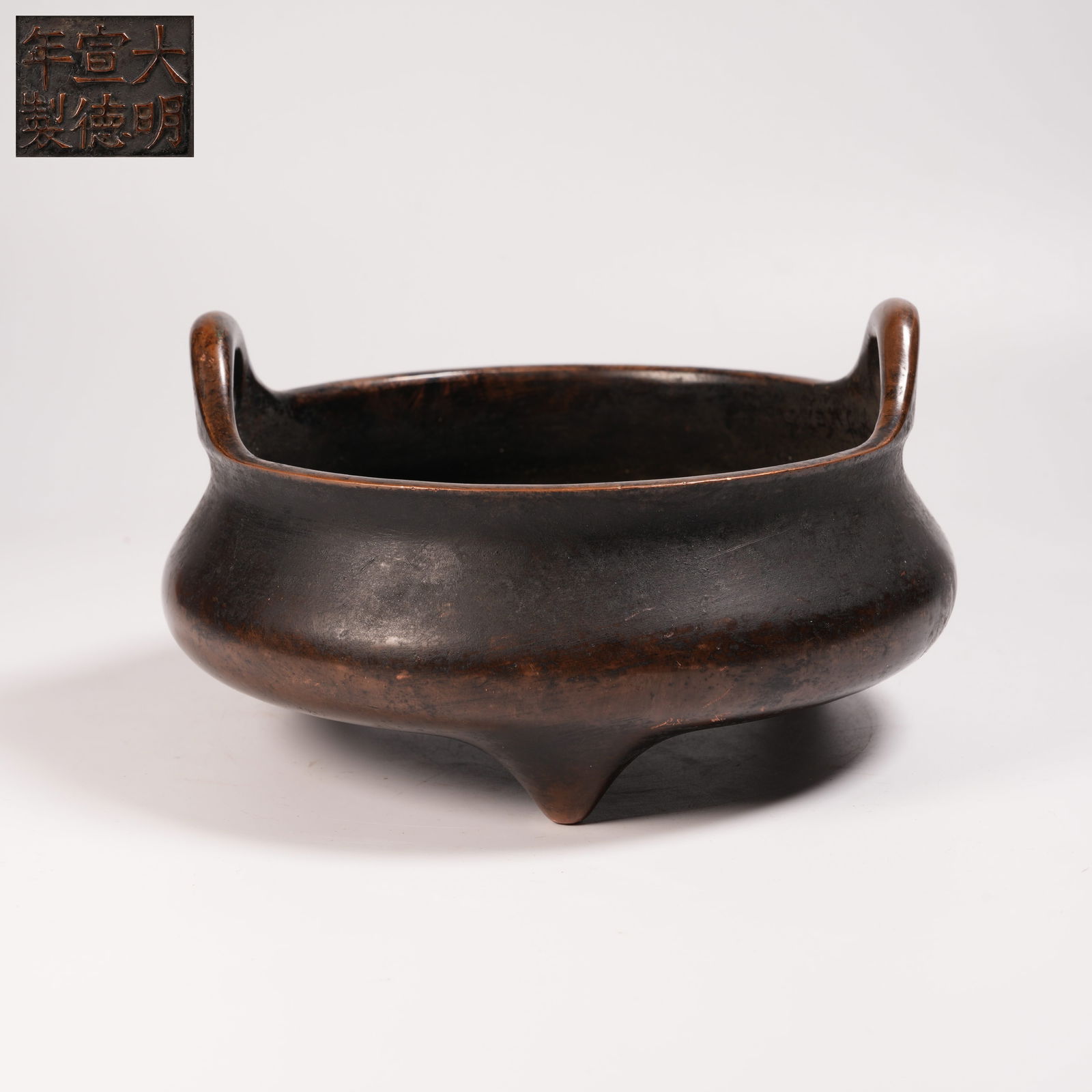A BRONZE THREE-LEGGED CENSER WITH UPTURNED HANDLES (1 of 9)