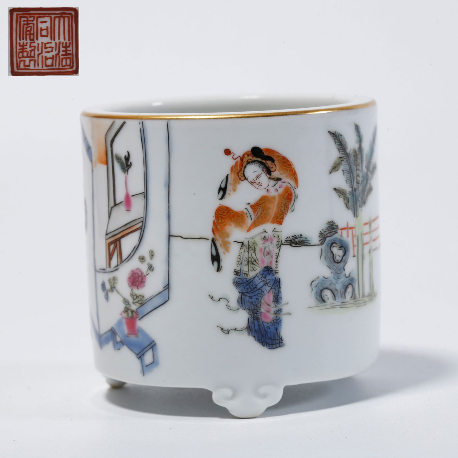A FAMILLE ROSE BRUSH POT WITH LADY FIGURE DESIGN: Famille rose brush pot with lady figure design