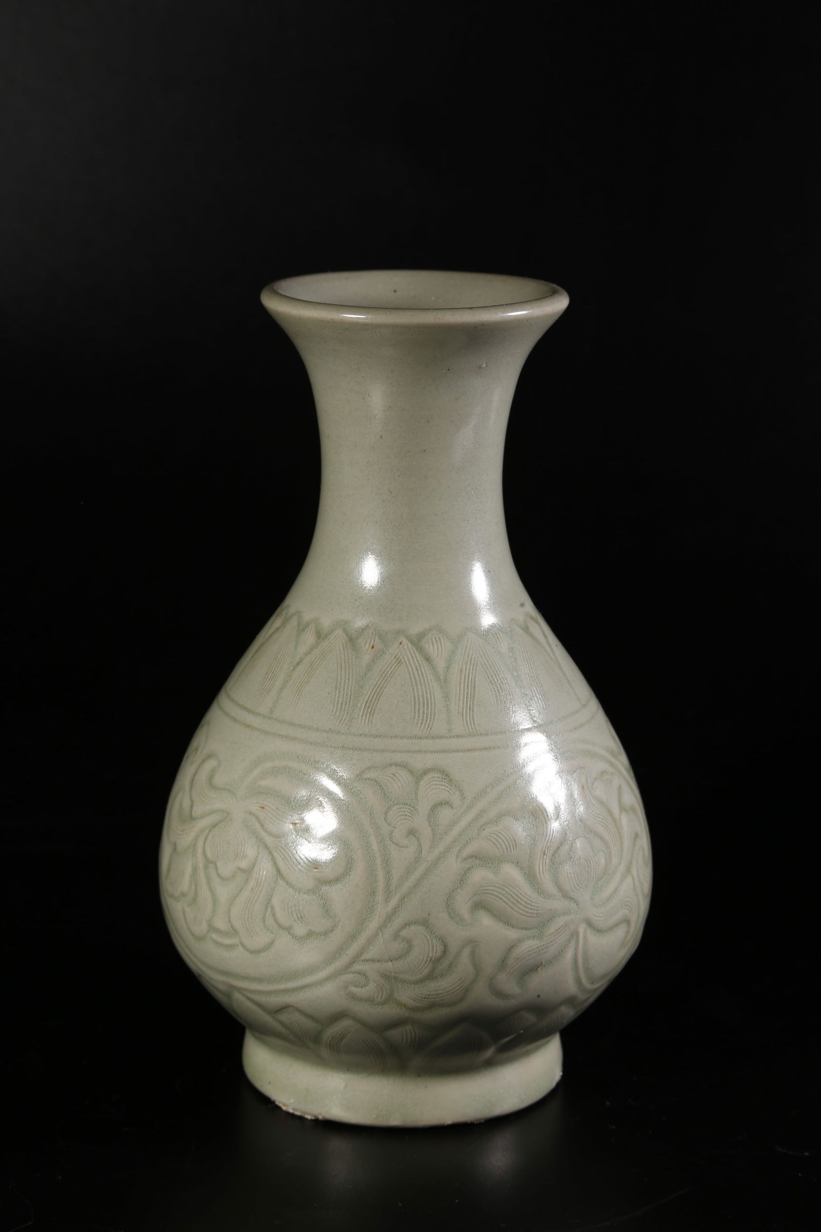 A YAOZHOU WARE REWARD VASE WITH FLORAL MOTIF (1 of 9)
