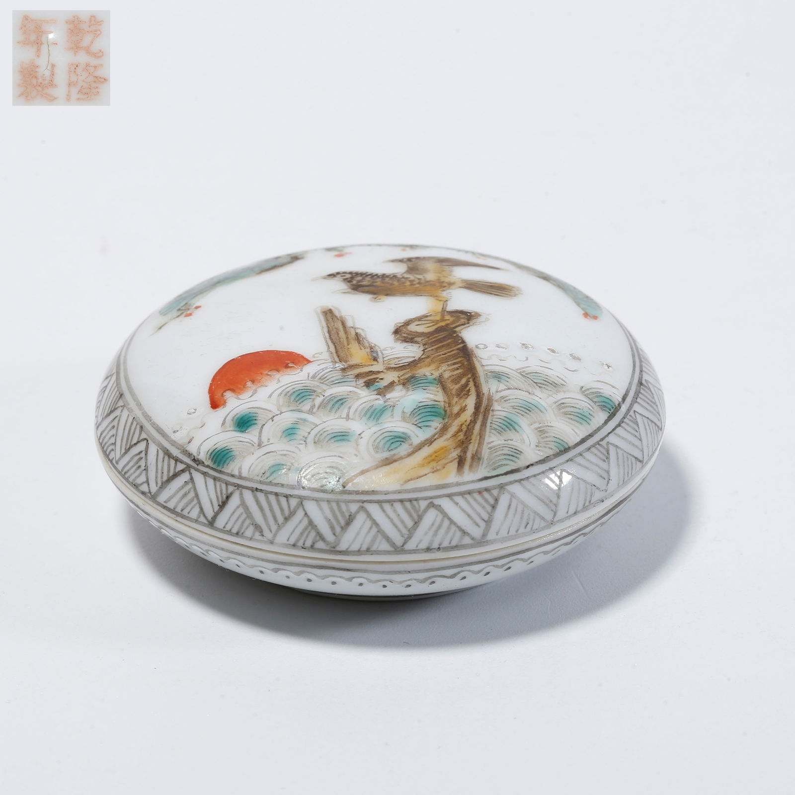 A FAMILLE ROSE ROUGE BOX WITH EAGLE MOTIF: Famille rose rouge box with eagle motif