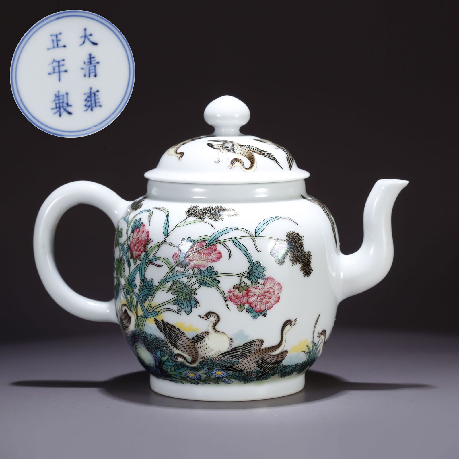A FAMILLE ROSE FLORAL PATTERN TEAPOT: Famille Rose Floral Pattern Teapot