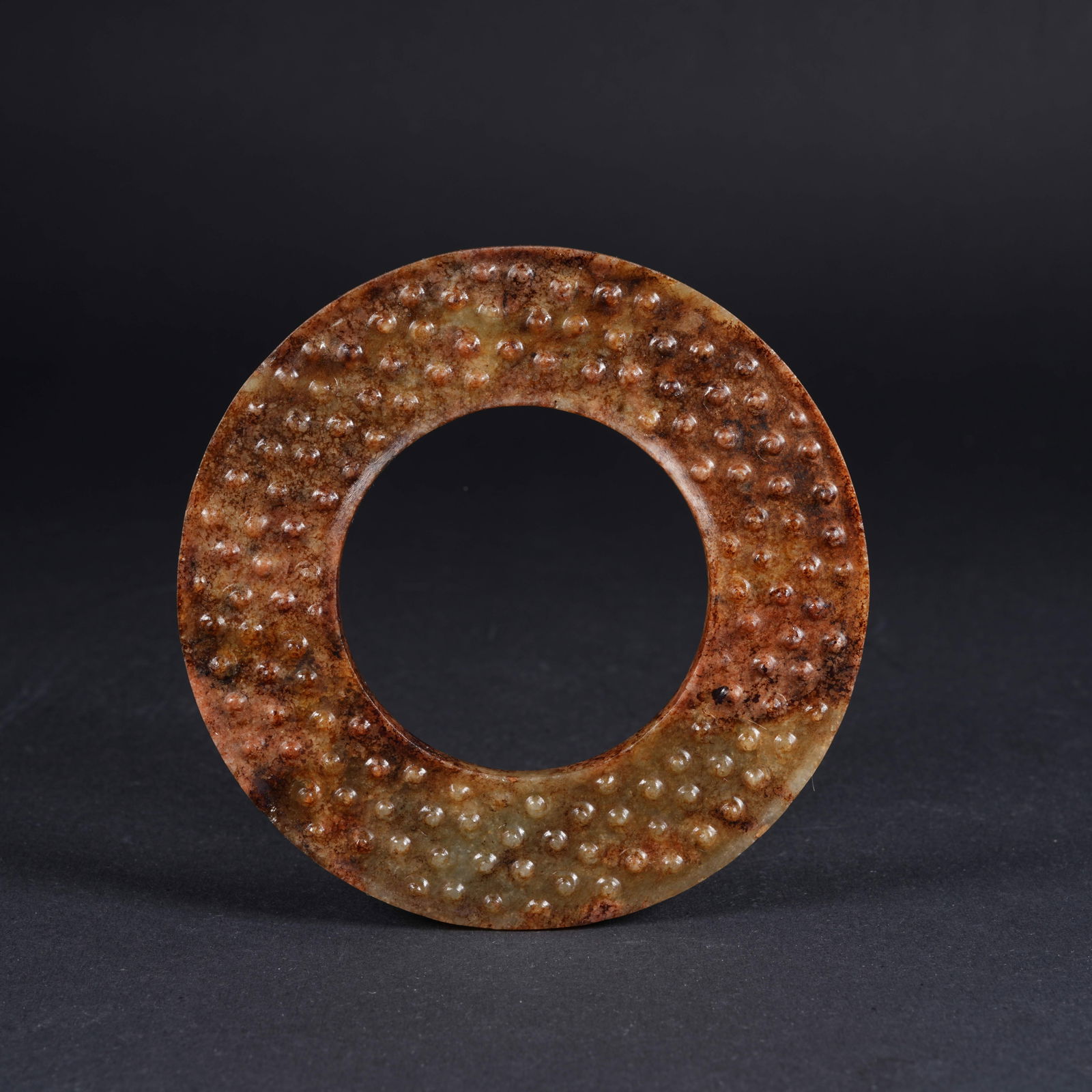 A ANCIENT JADE RING WITH GRAIN PATTERN: Ancient jade ring with grain pattern