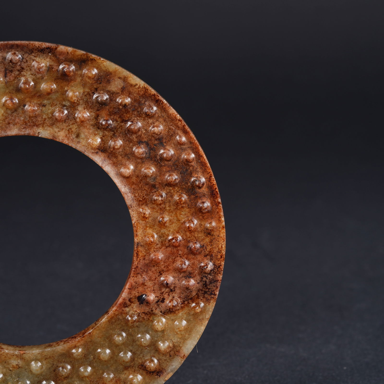 A ANCIENT JADE RING WITH GRAIN PATTERN - 2