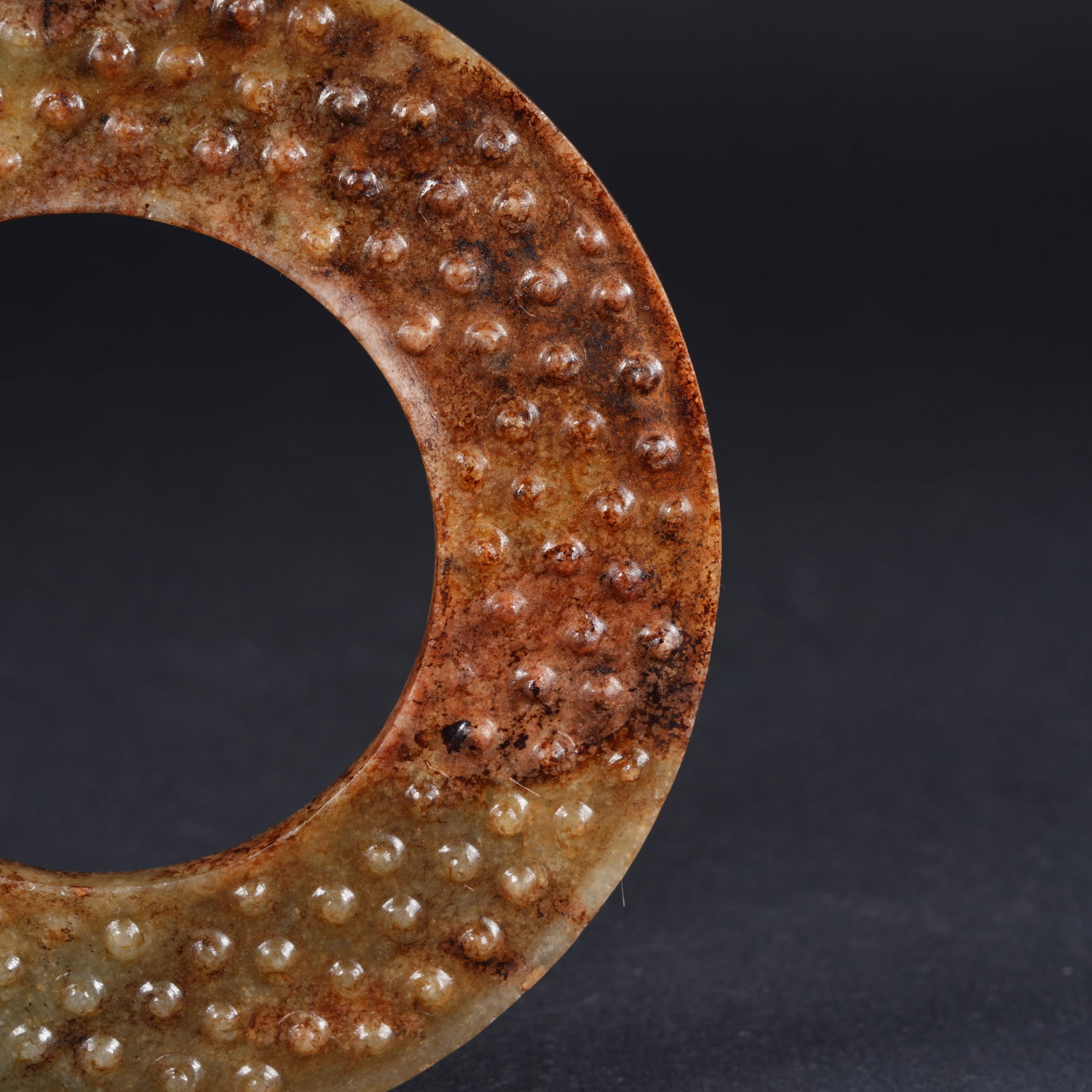 A ANCIENT JADE RING WITH GRAIN PATTERN - 4