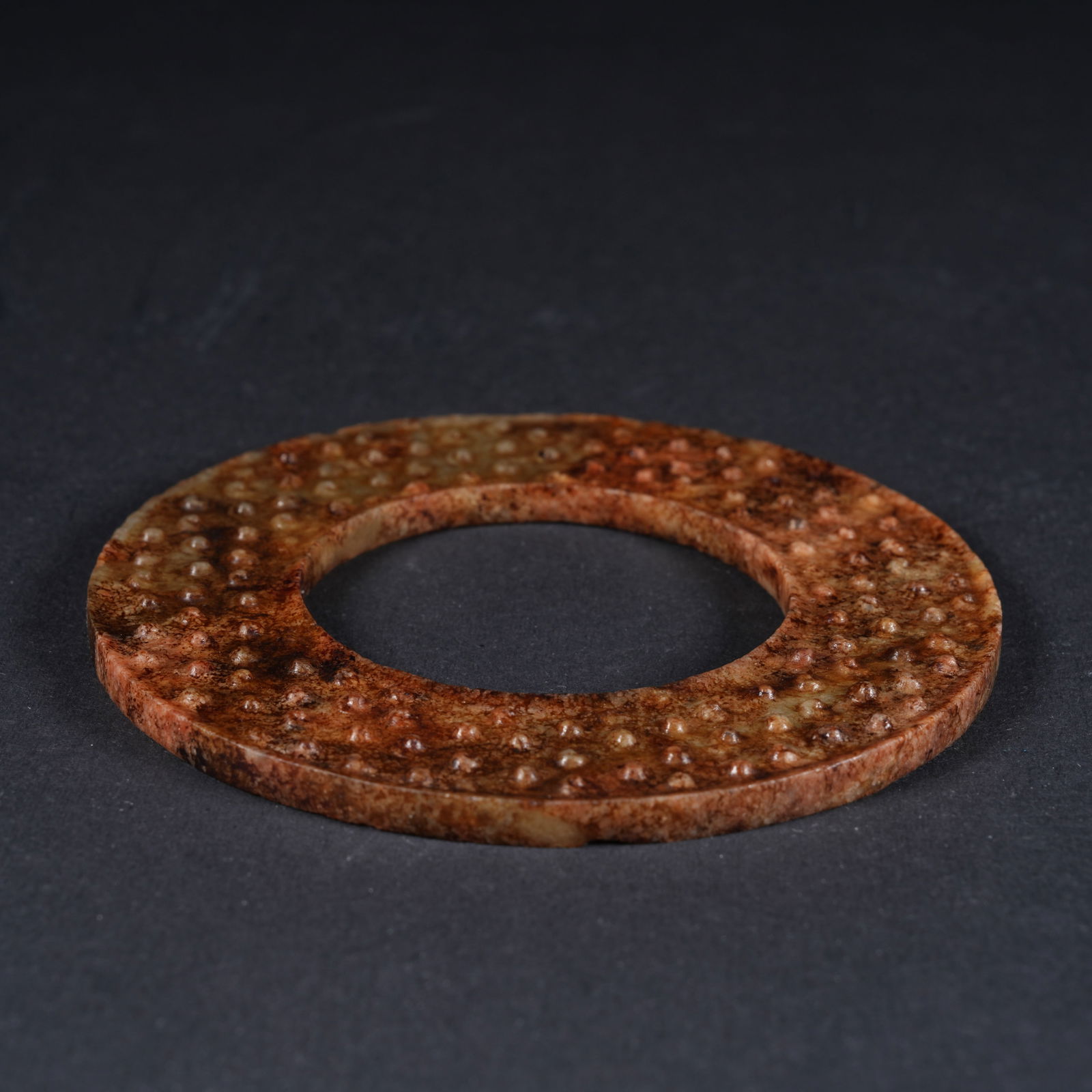 A ANCIENT JADE RING WITH GRAIN PATTERN - 6