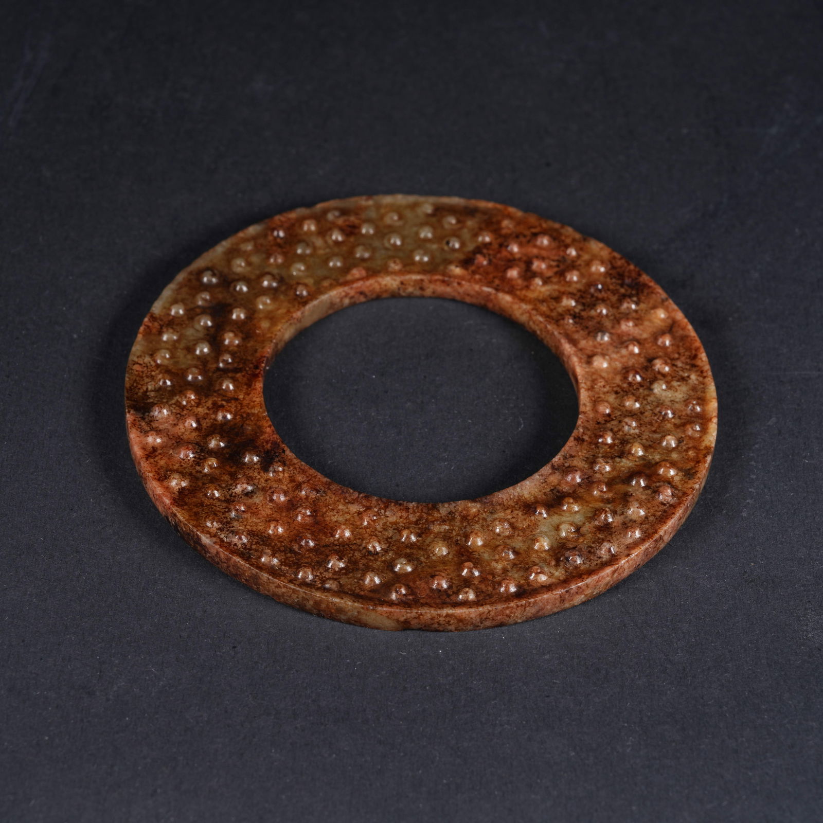 A ANCIENT JADE RING WITH GRAIN PATTERN - 9