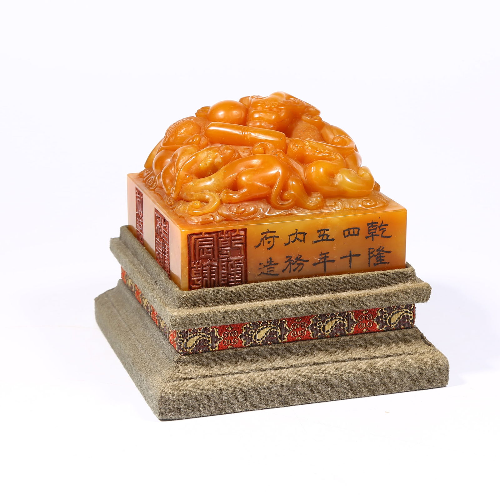 A SHOUSHAN TIANHUANG STONE SEAL WITH CHI DRAGON KNOB (1 of 8)