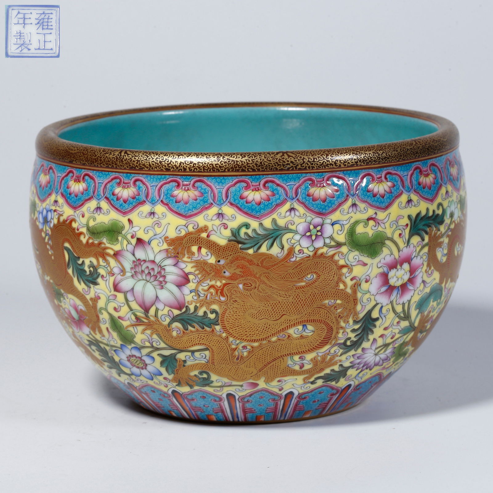 A YELLOW-GROUND FAMILLE-ROSE JAR WITH CH? DRAGON MOTIF: Yellow-ground famille-rose jar with ch? dragon motif