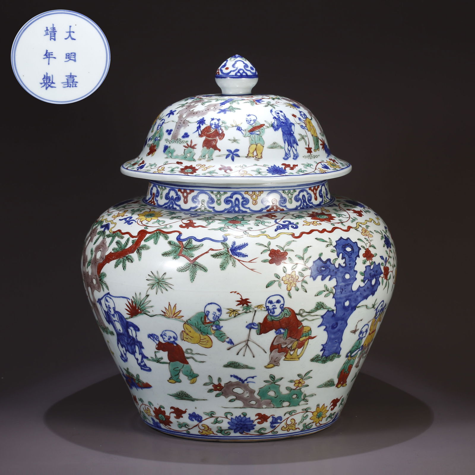 A BLUE-AND-WHITE AND FAMILLE ROSE COVERED JAR WITH NARRATIVE FIGURE PATTERN: Blue-and-White and Famille Rose Covered Jar with Narrative Figure Pattern