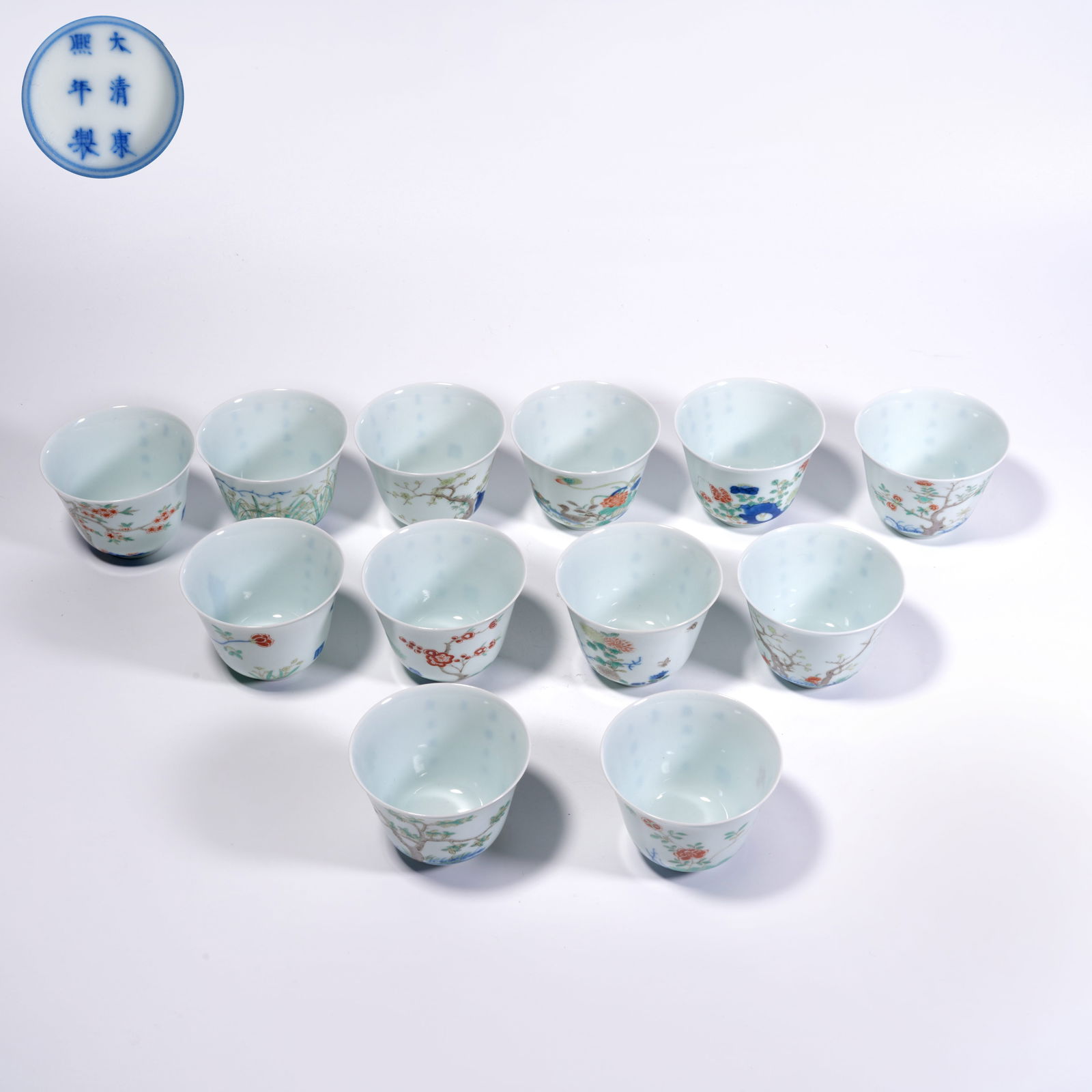 A FAMILLE ROSE FLOWER DISH MOTIF CUP (SET): Famille Rose Flower Dish Motif Cup (Set)
