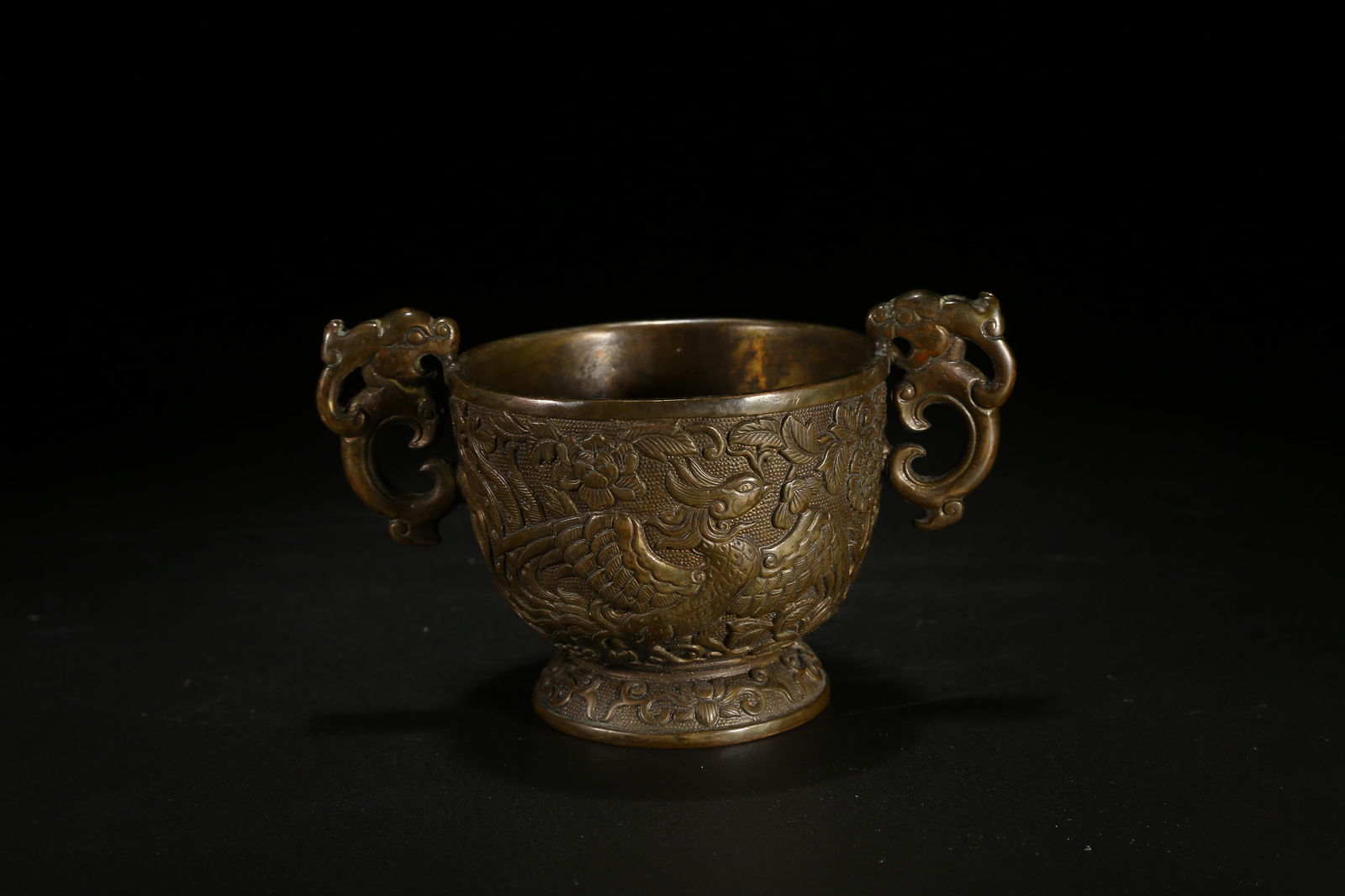 A BRONZE DOUBLE-HANDLED CUP WITH PHOENIX PATTERN - 5