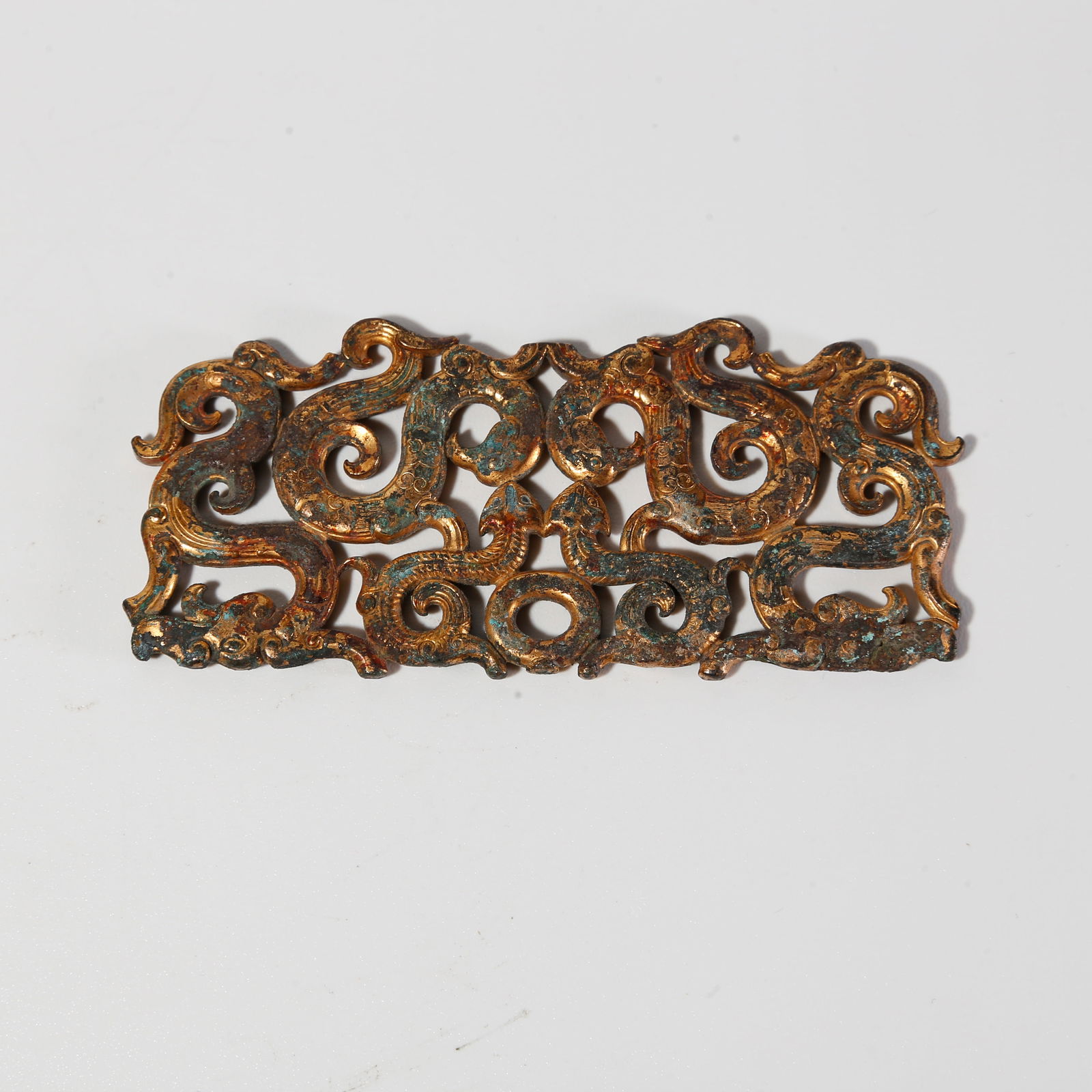 A GILT-BRONZE PENDANT WITH DOUBLE-DRAGON MOTIF: Gilt-bronze pendant with double-dragon motif