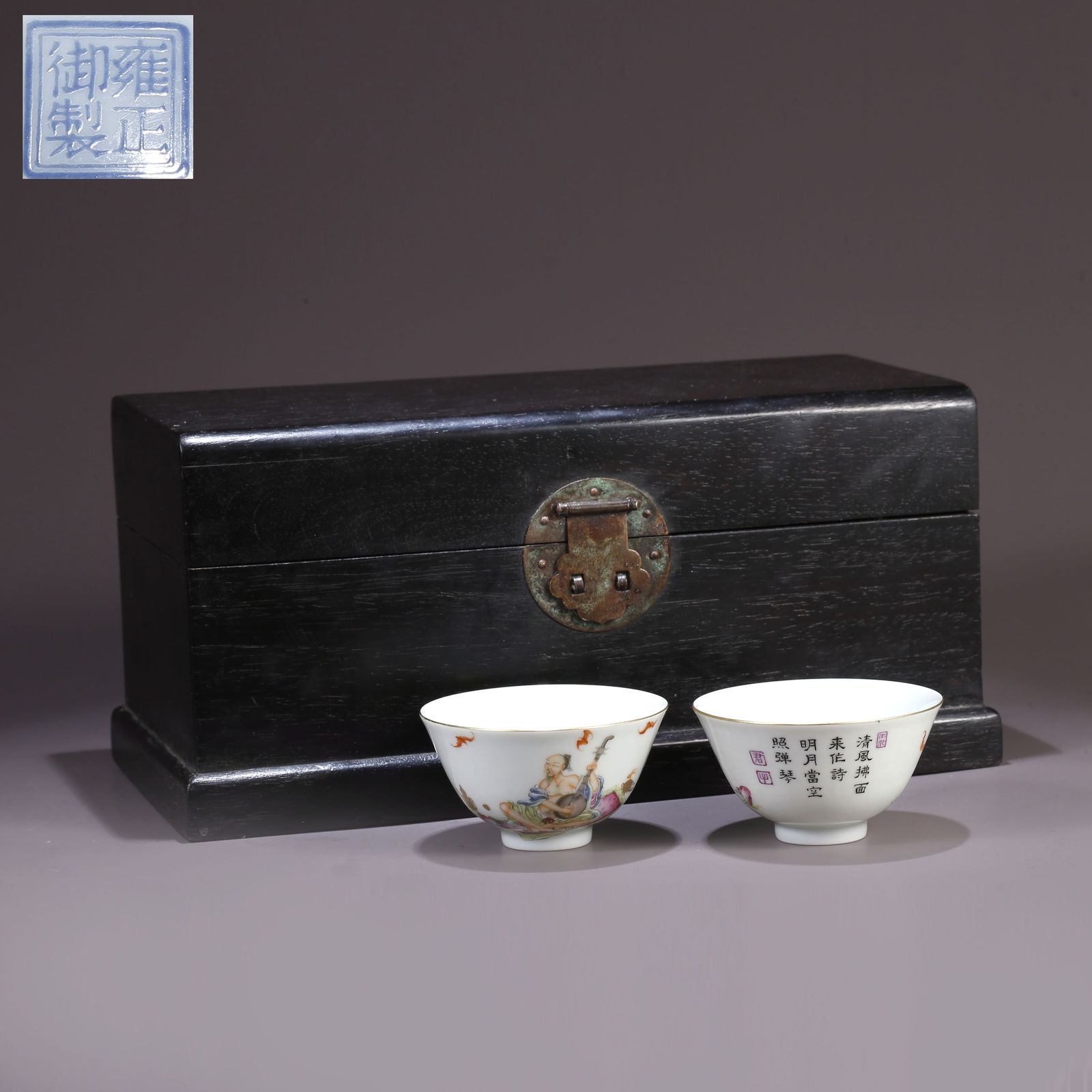 A FAMILLE ROSE NARRATIVE FIGURE PATTERN CUP (PAIR): Famille Rose Narrative Figure Pattern Cup (Pair)