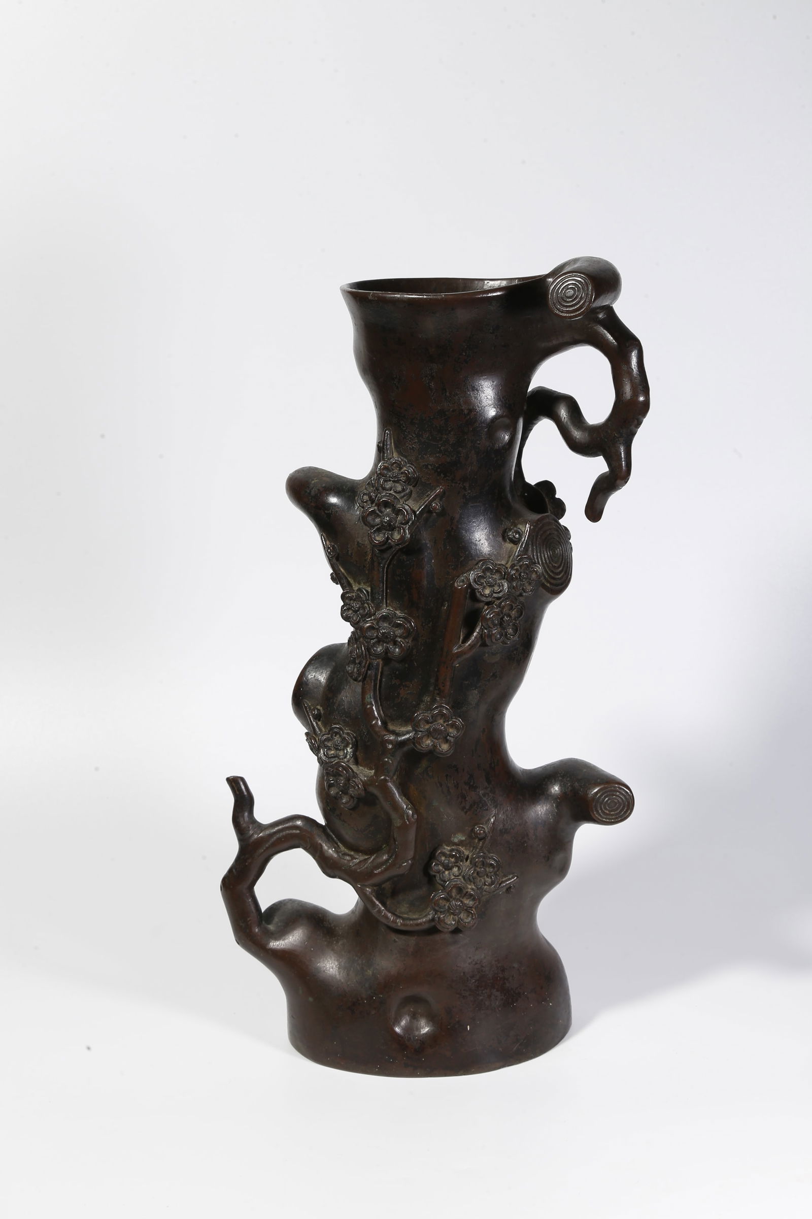 A BRONZE BRUSH POT WITH PLUM-BLOSSOM MOTIF: Bronze brush pot with plum-blossom motif