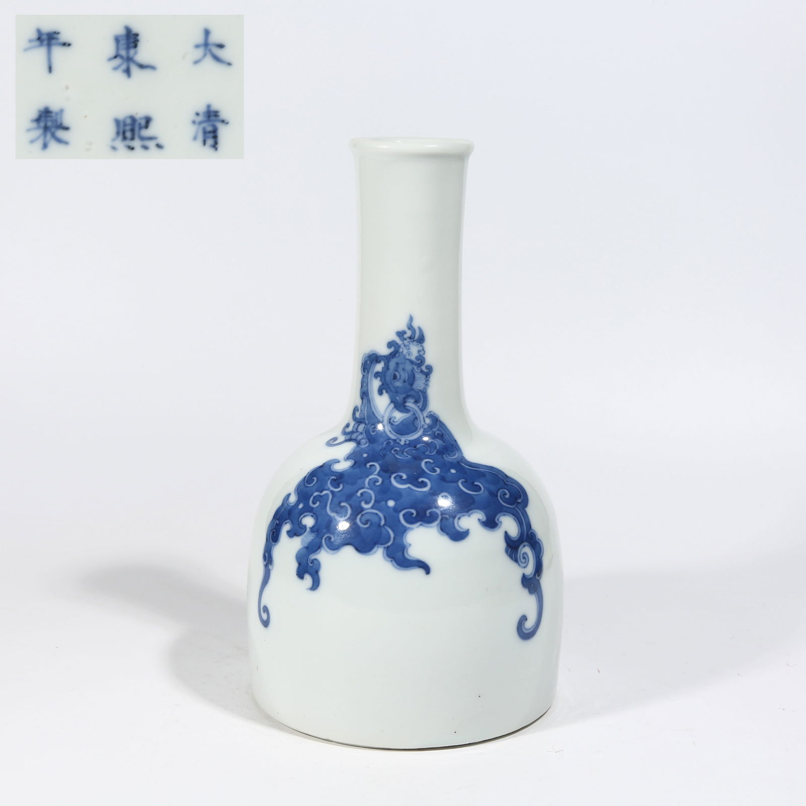 A BLUE AND WHITE RATTLE-SHAPED VASE WITH KUI-PHOENIX MOTIF (1 of 9)