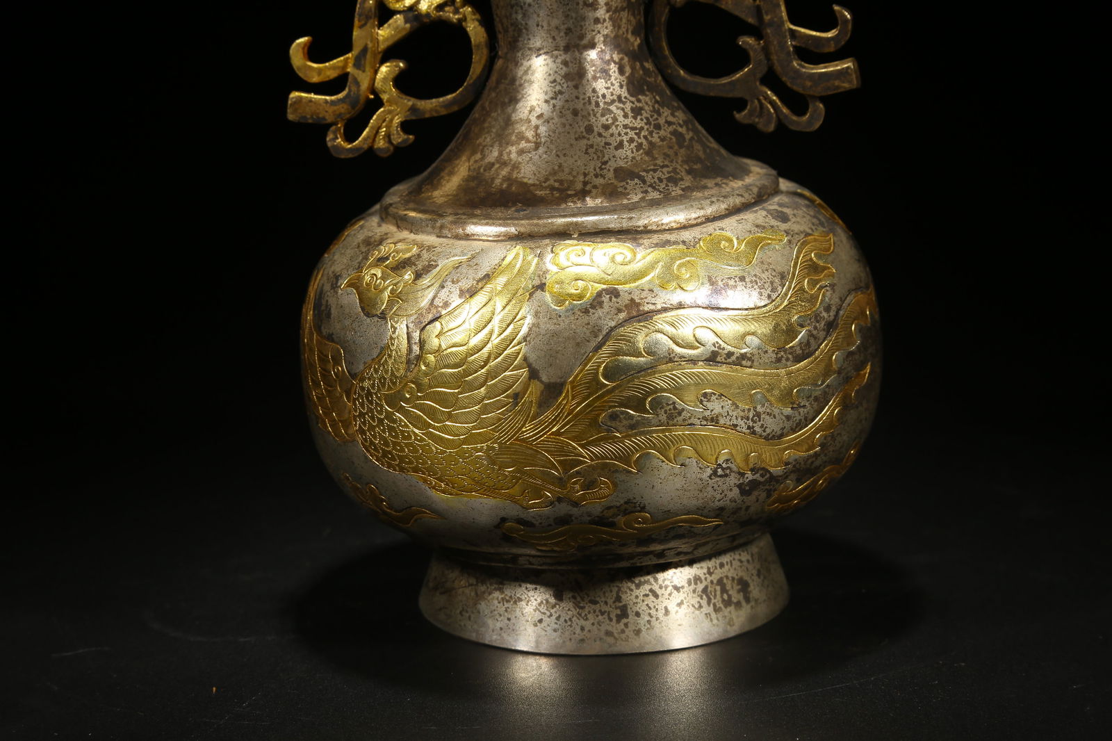 A BRONZE PARTIAL GILDED DOUBLE-HANDLED VASE WITH PHOENIX PATTERN - 3