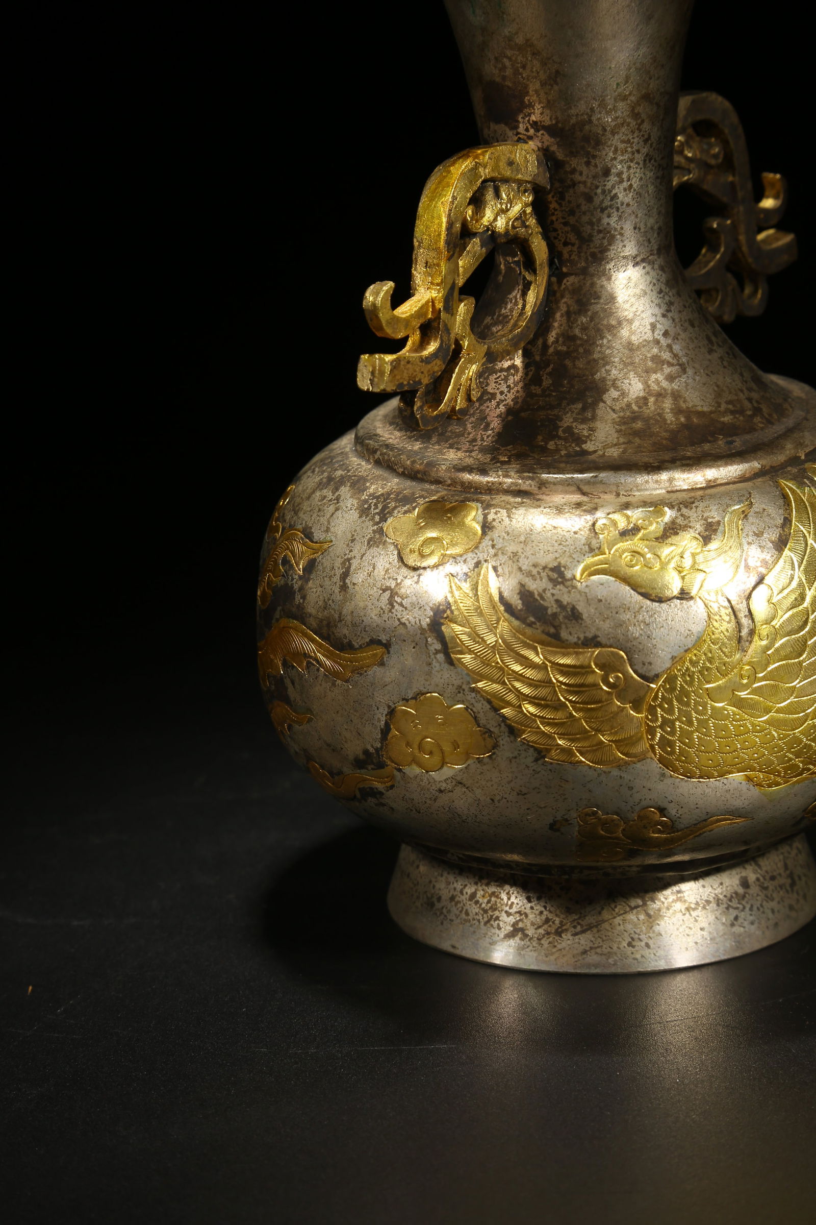 A BRONZE PARTIAL GILDED DOUBLE-HANDLED VASE WITH PHOENIX PATTERN - 4