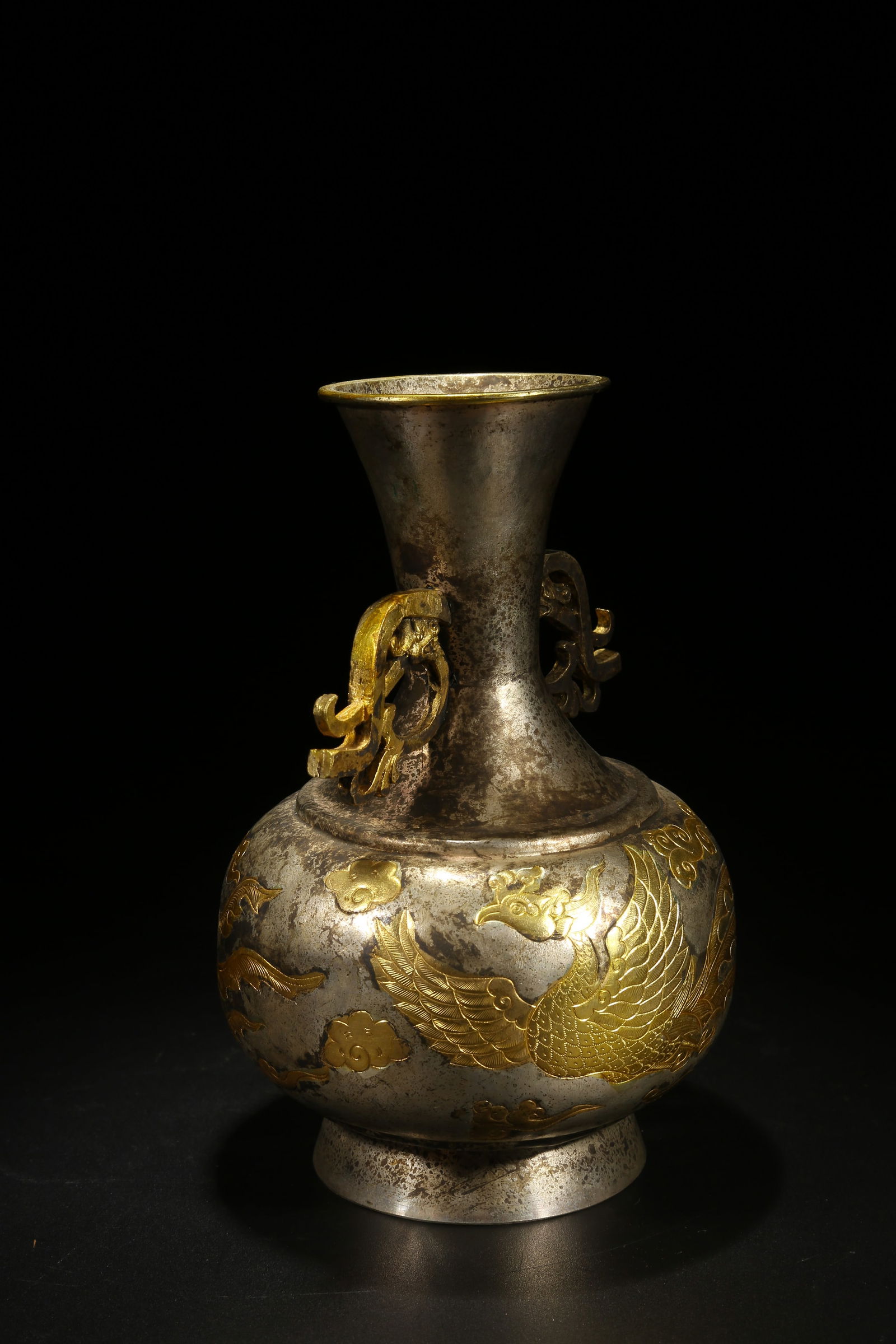 A BRONZE PARTIAL GILDED DOUBLE-HANDLED VASE WITH PHOENIX PATTERN - 5