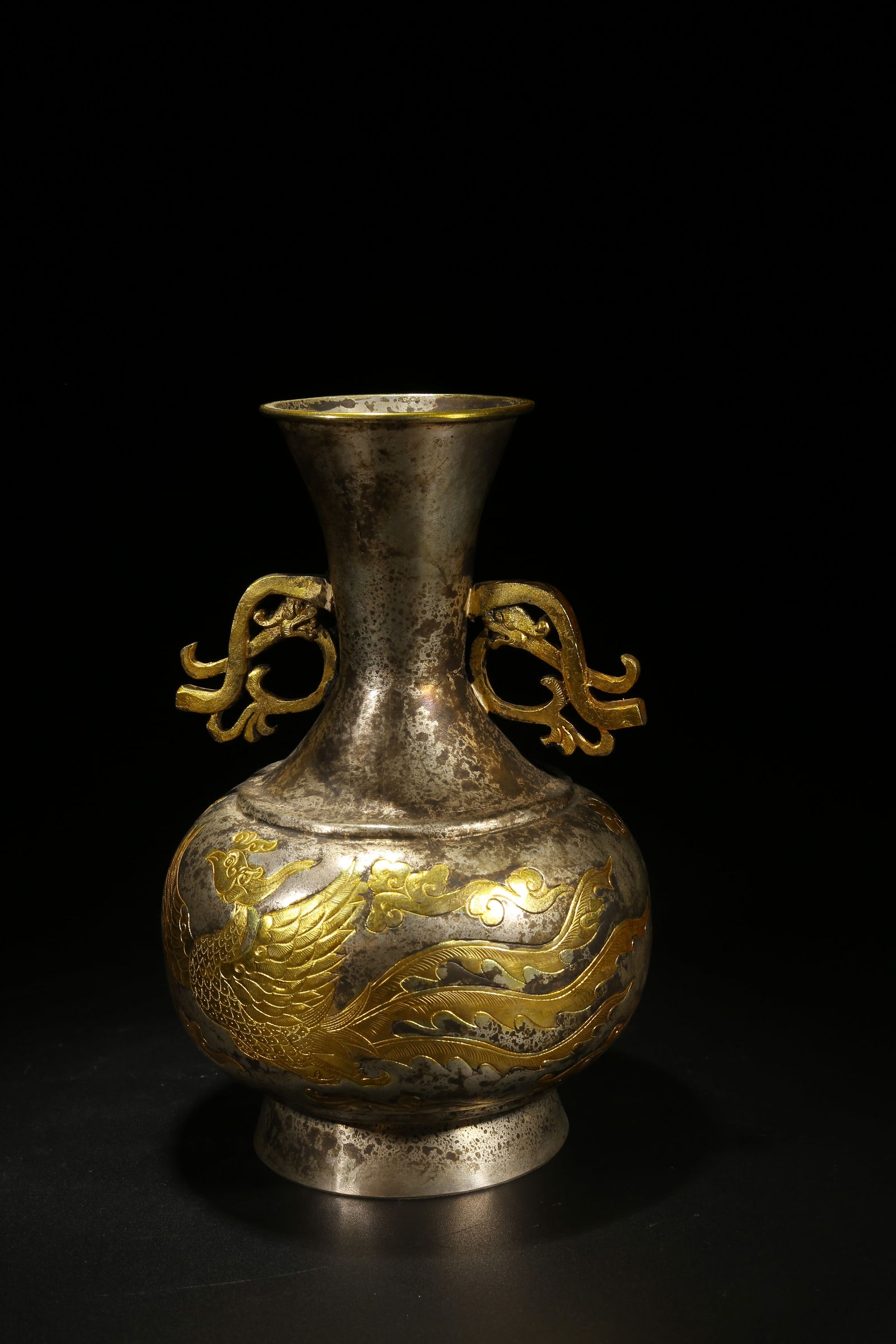 A BRONZE PARTIAL GILDED DOUBLE-HANDLED VASE WITH PHOENIX PATTERN - 6