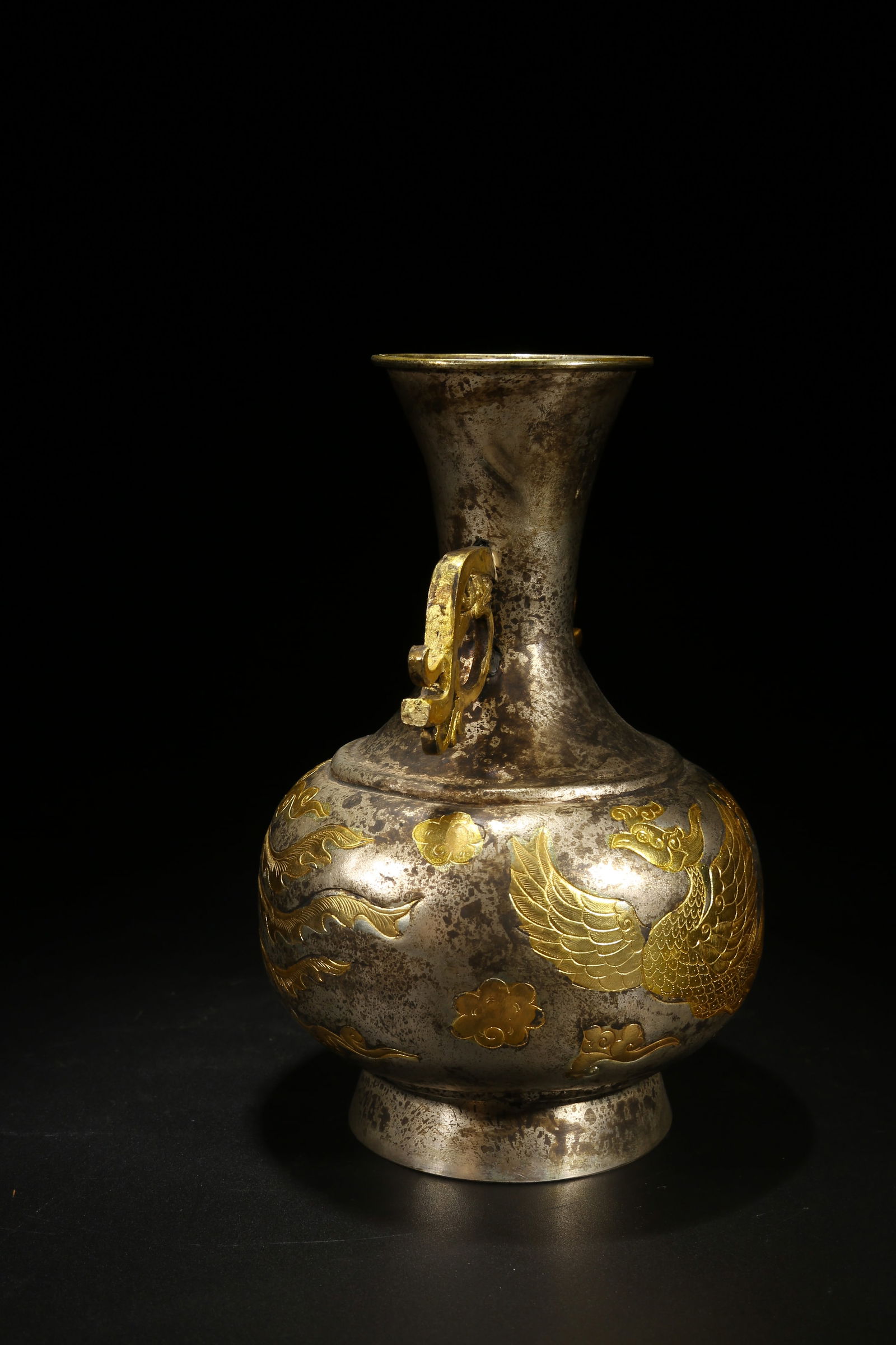 A BRONZE PARTIAL GILDED DOUBLE-HANDLED VASE WITH PHOENIX PATTERN - 7