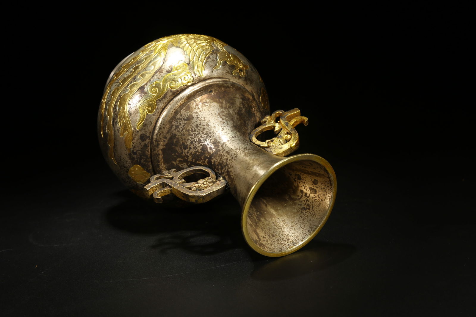 A BRONZE PARTIAL GILDED DOUBLE-HANDLED VASE WITH PHOENIX PATTERN - 8