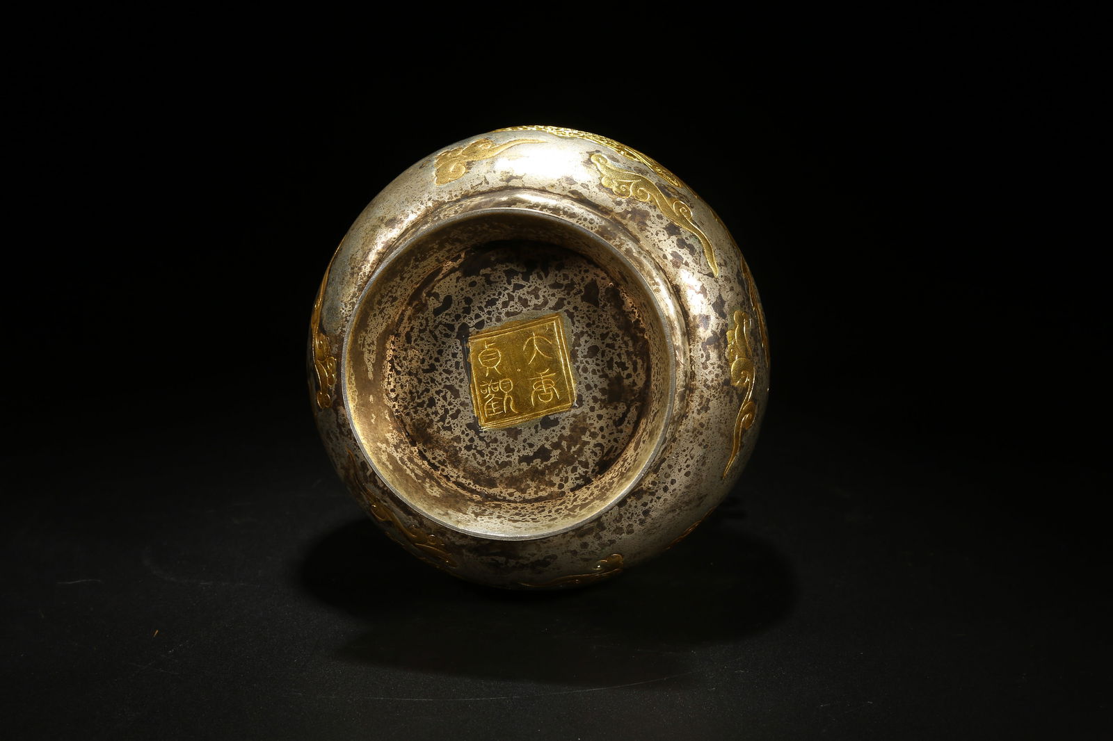 A BRONZE PARTIAL GILDED DOUBLE-HANDLED VASE WITH PHOENIX PATTERN - 9