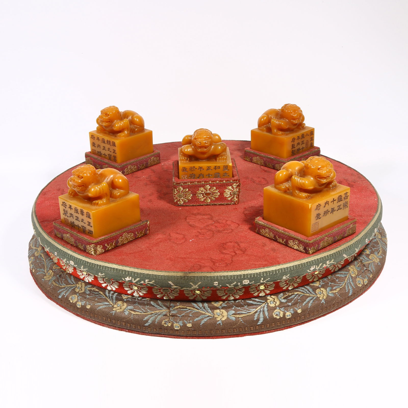 A SET OF SHOUSHAN TIANHUANG STONE SEALS WITH BEAST-SHAPED KNOBS: Set of Shoushan Tianhuang stone seals with beast-shaped knobs