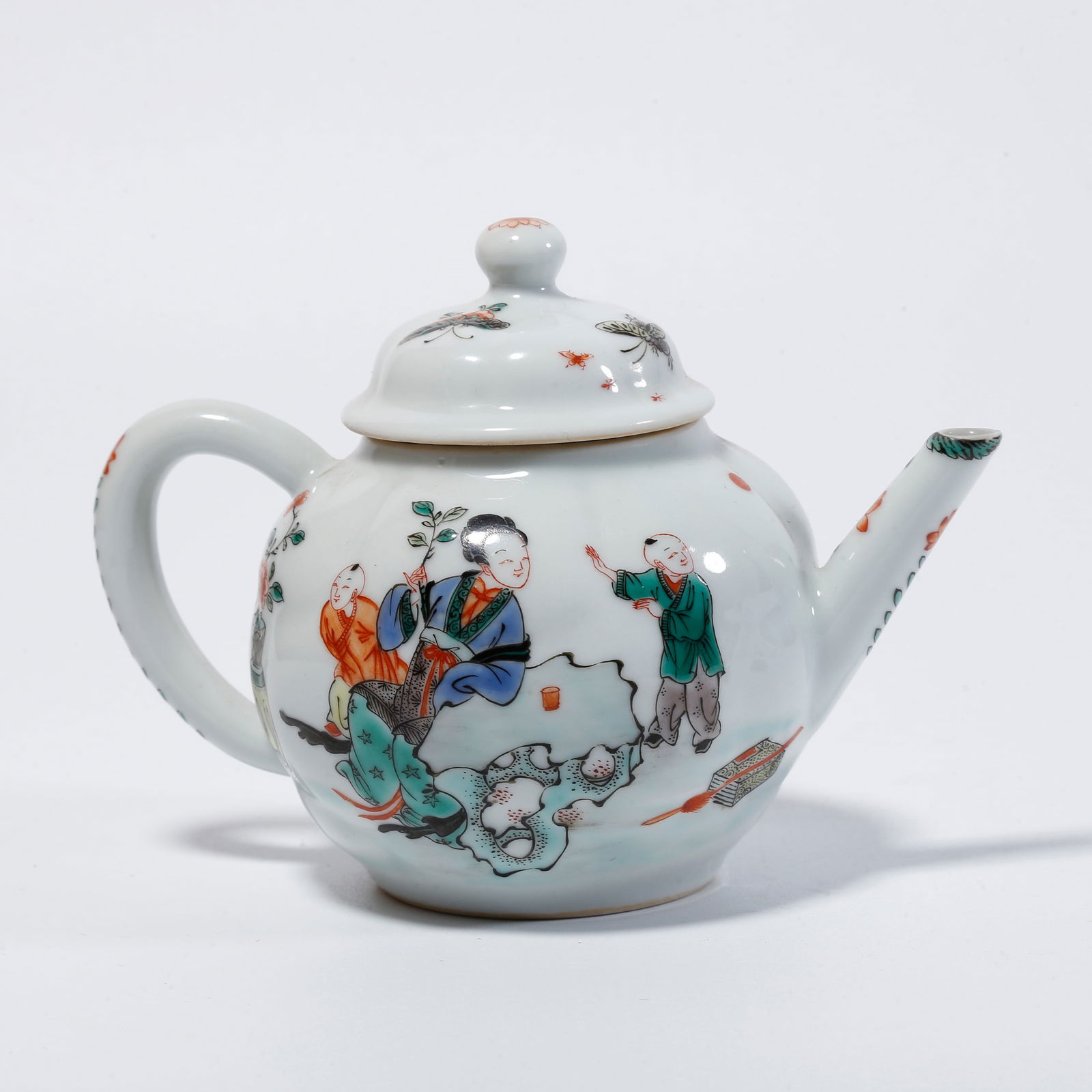 A FAMILLE ROSE EWER WITH FIGURE STORY DESIGN: Famille rose ewer with figure story design