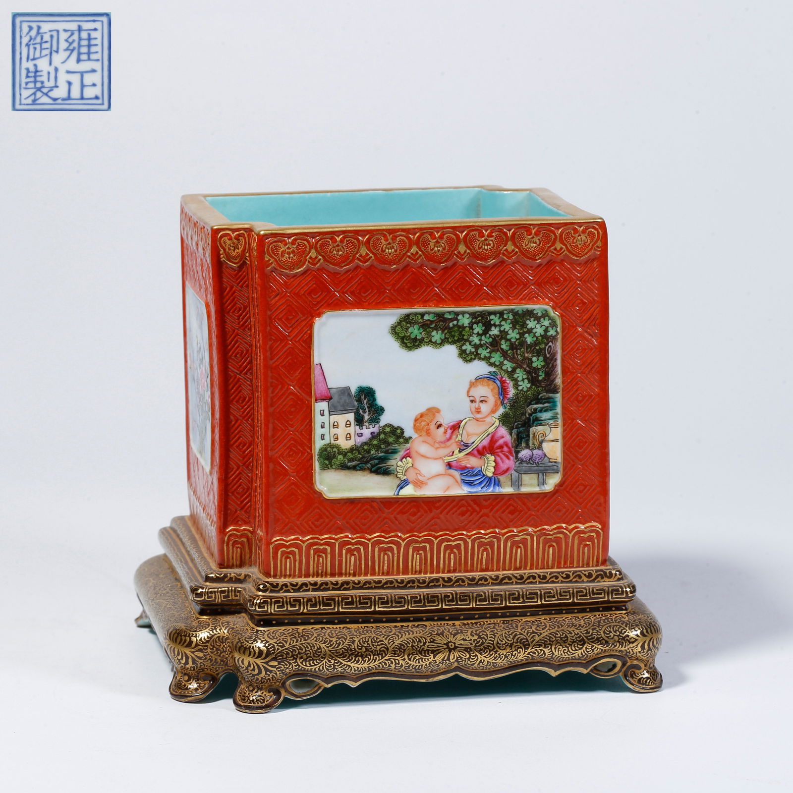 A BRONZE-GLAZED OPENWORK BRUSH POT WITH WESTERN FIGURE DESIGN: Bronze-glazed openwork brush pot with Western figure design