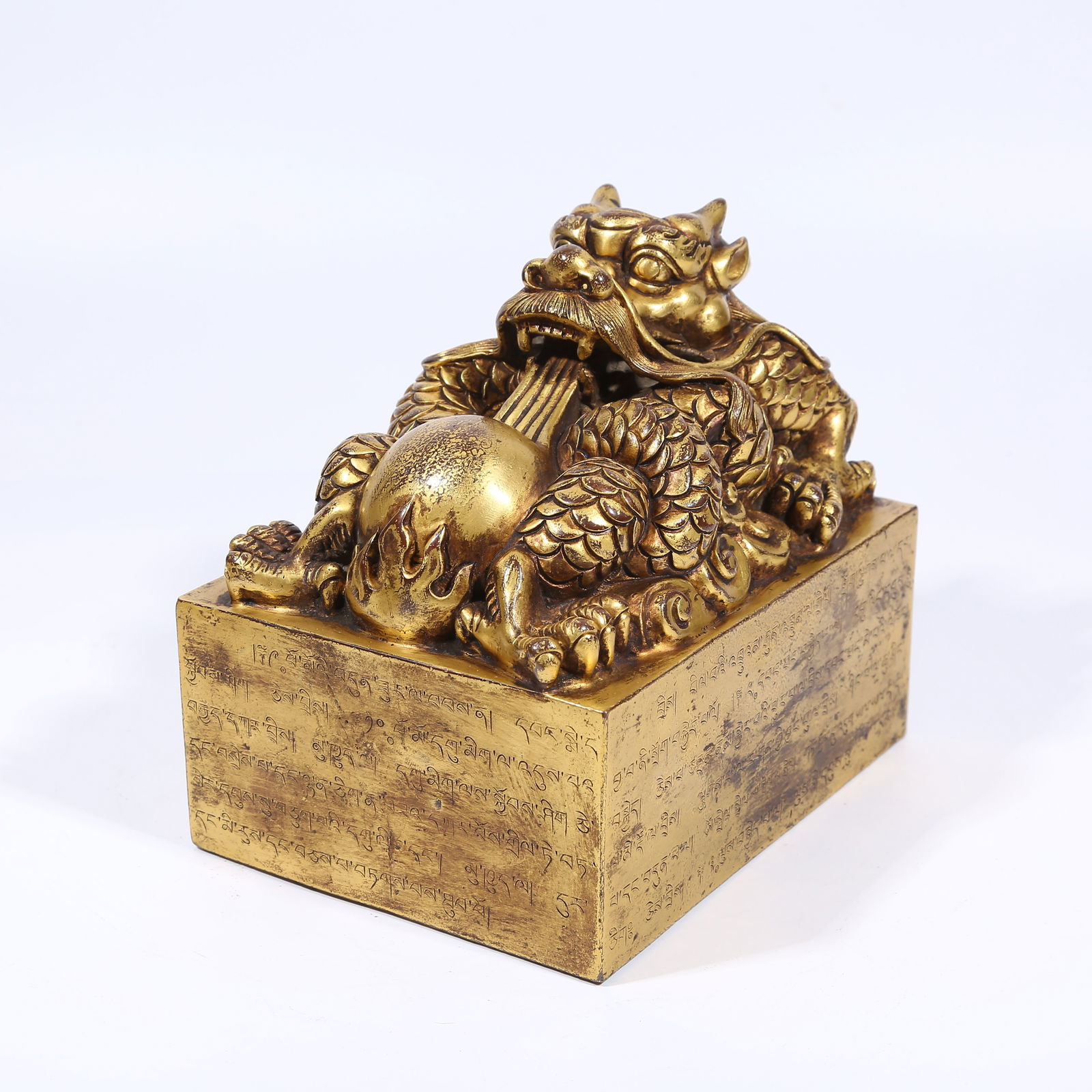 A GILT BRONZE DRAGON-HEAD SEAL: Gilt Bronze Dragon-Head Seal