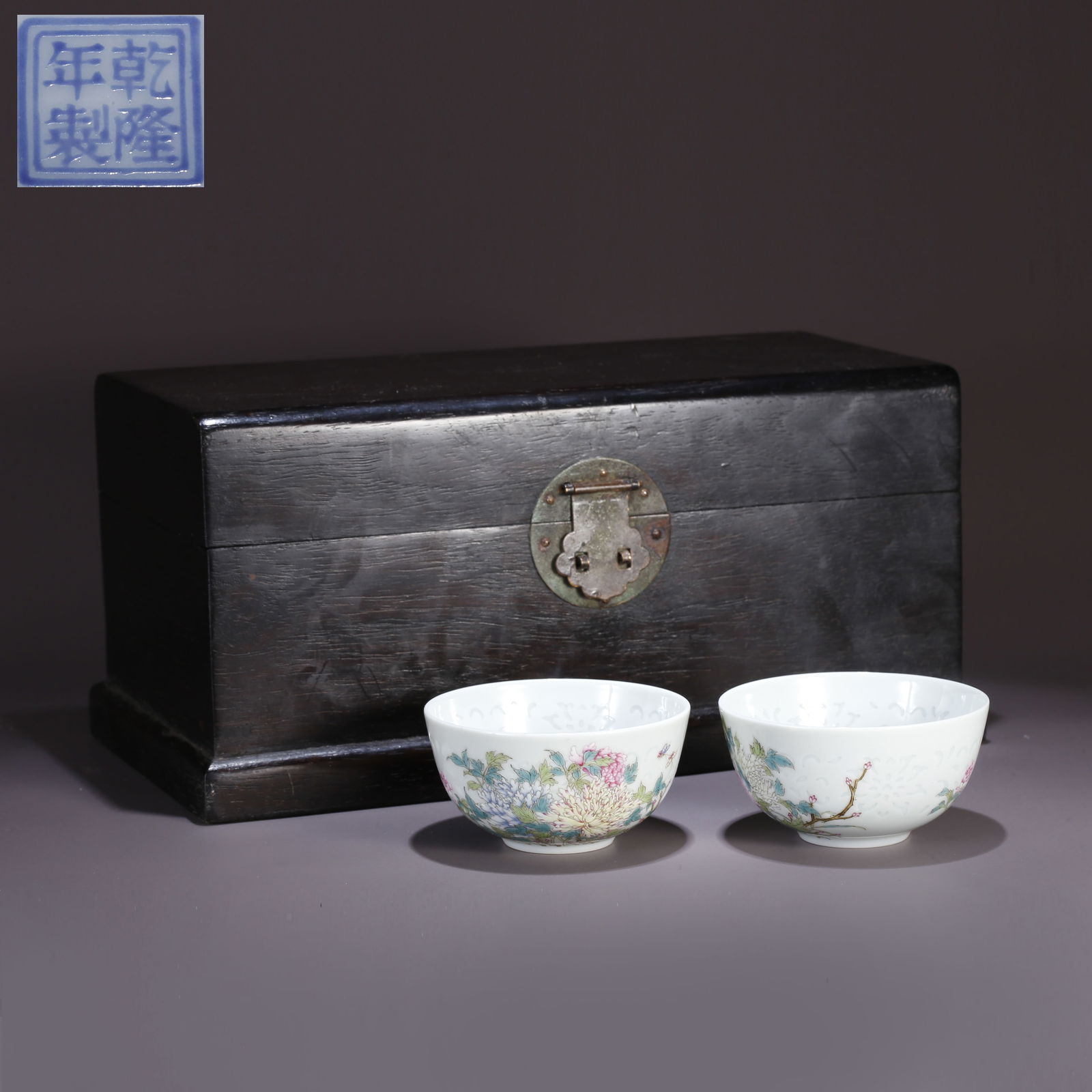 A FAMILLE ROSE FLORAL DISH PATTERN CUP (PAIR): Famille Rose Floral Dish Pattern Cup (Pair)