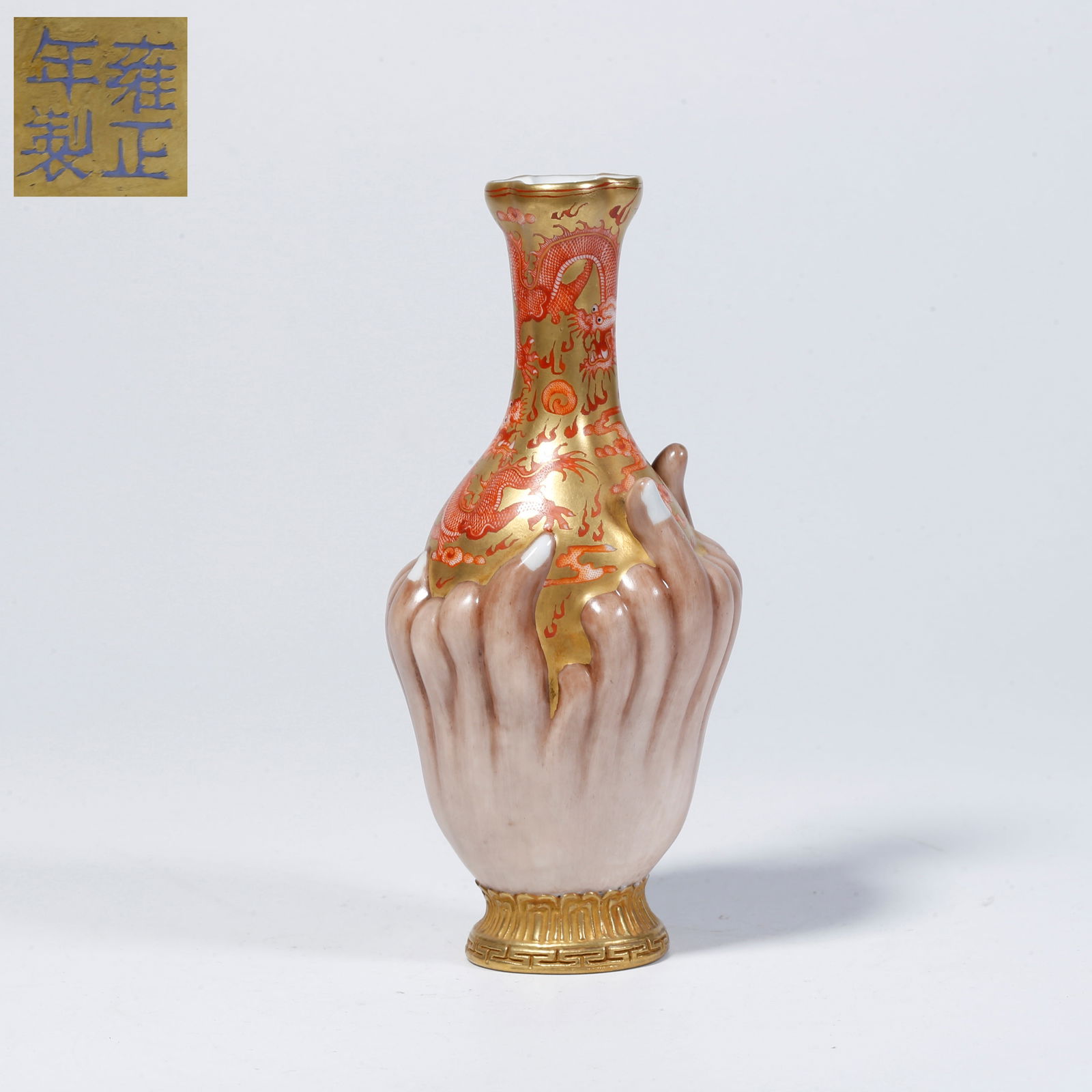 A FAMILLE-ROSE VASE WITH BUDDHA’S HAND FRUIT DESIGN: Famille-rose vase with Buddha’s hand fruit design