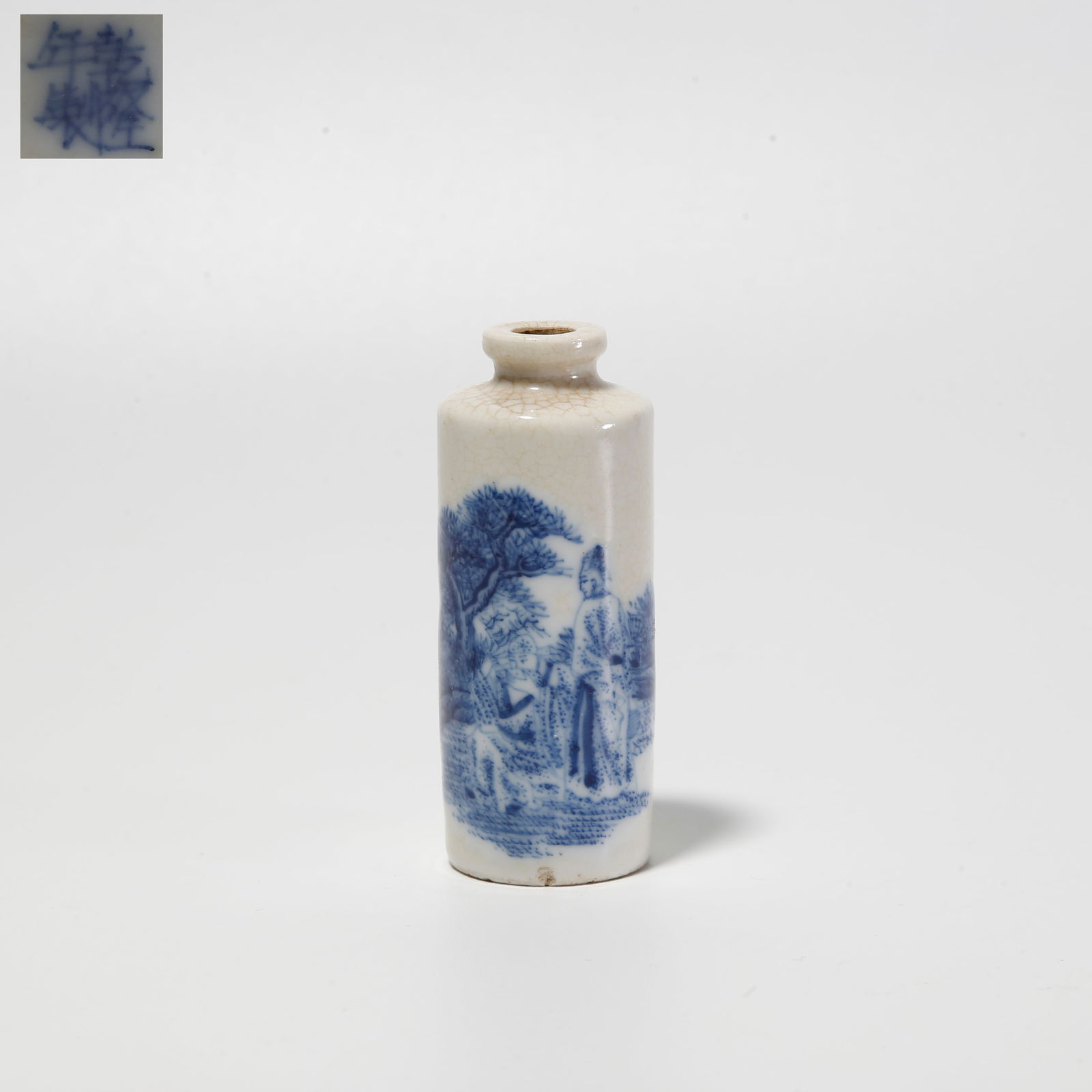 A BLUE-AND-WHITE SNUFF BOTTLE WITH FIGURE MOTIF: Blue-and-white snuff bottle with figure motif