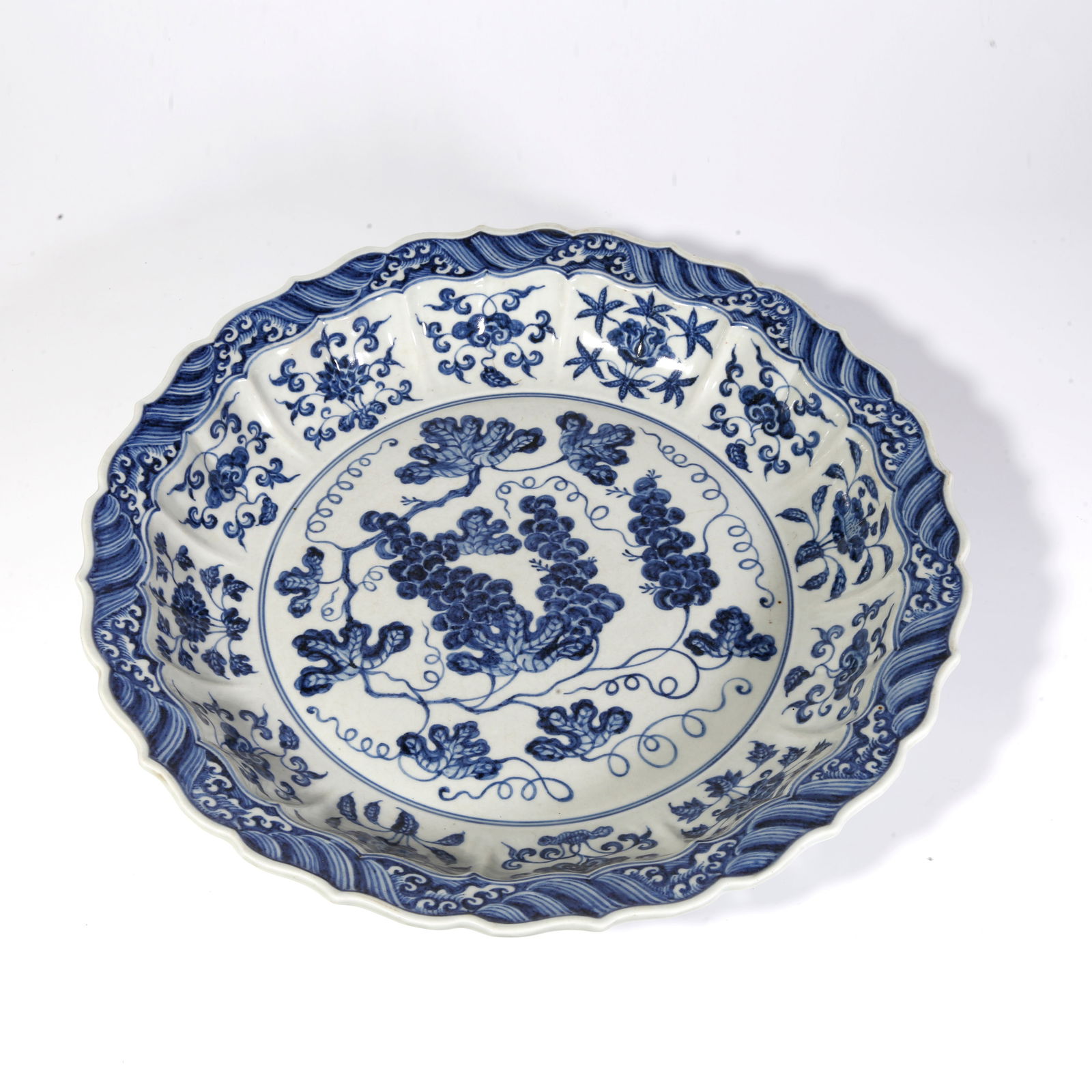 A BLUE-AND-WHITE GRAPE MOTIF LARGE DISH: Blue-and-White Grape Motif Large Dish