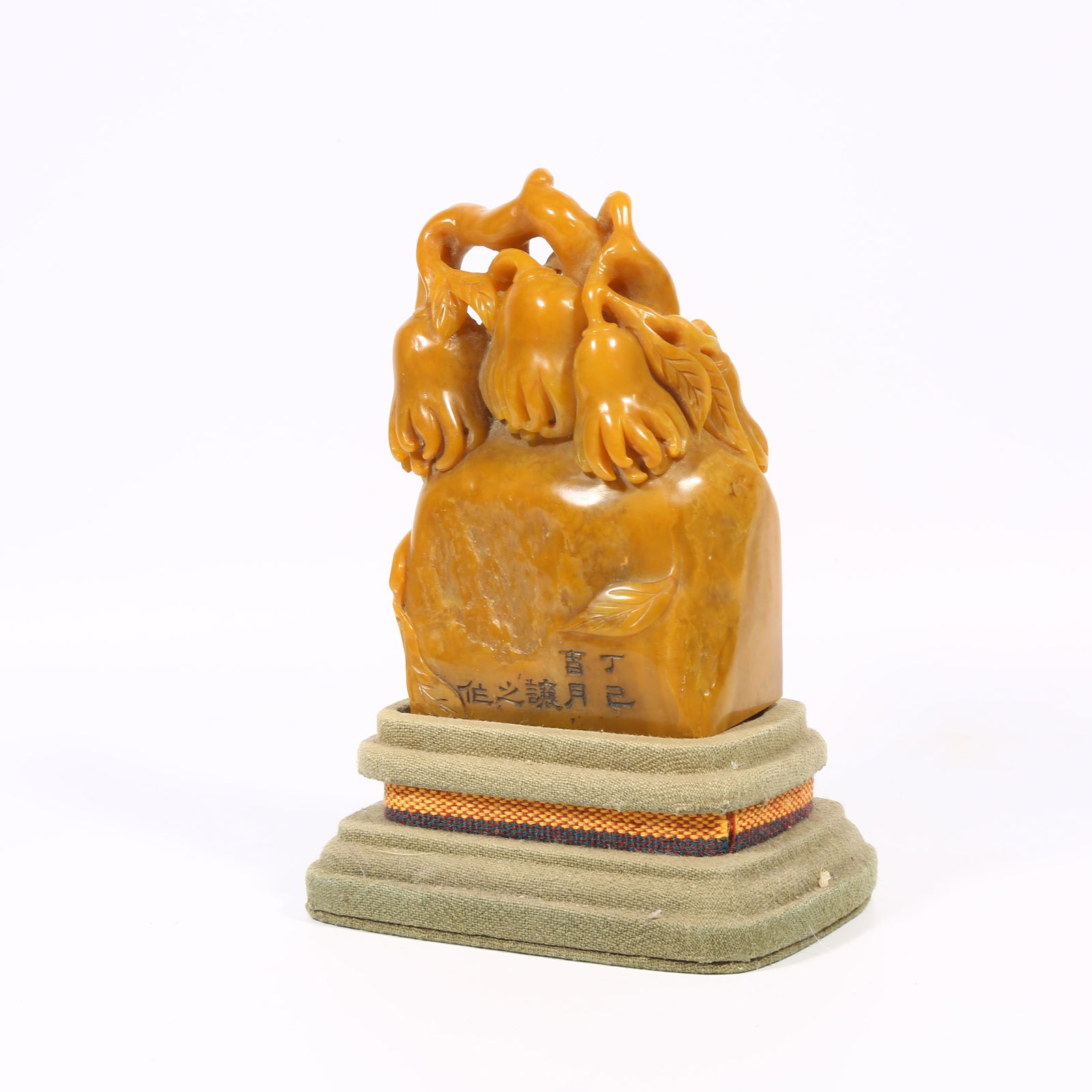 A SHOUSHAN TIANHUANG STONE SEAL WITH BUDDHA’S HAND FRUIT-SHAPED KNOB: Shoushan Tianhuang stone seal with Buddha’s hand fruit-shaped knob