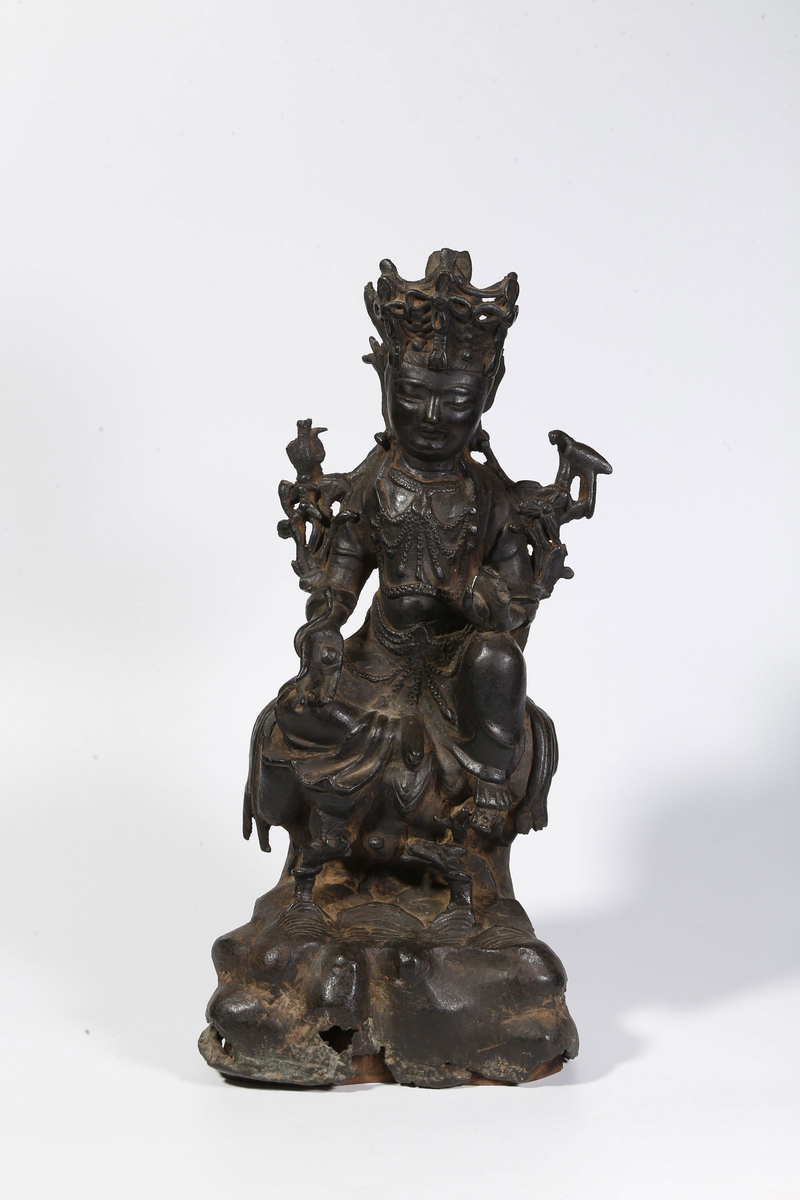 A BRONZE SEATED GUANYIN STATUE (RELAXED POSE) (1 of 9)