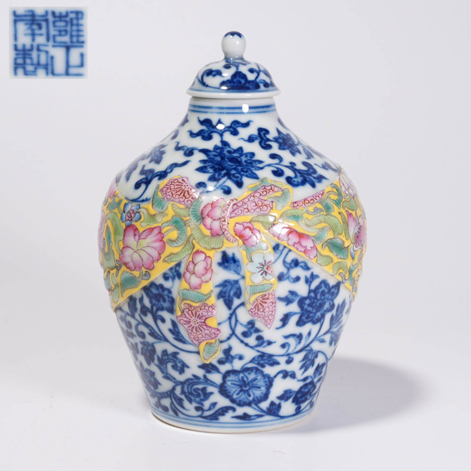 A BLUE-AND-WHITE INTERTWINED FLOWER MOTIF COVERED JAR: Blue-and-White Intertwined Flower Motif Covered Jar